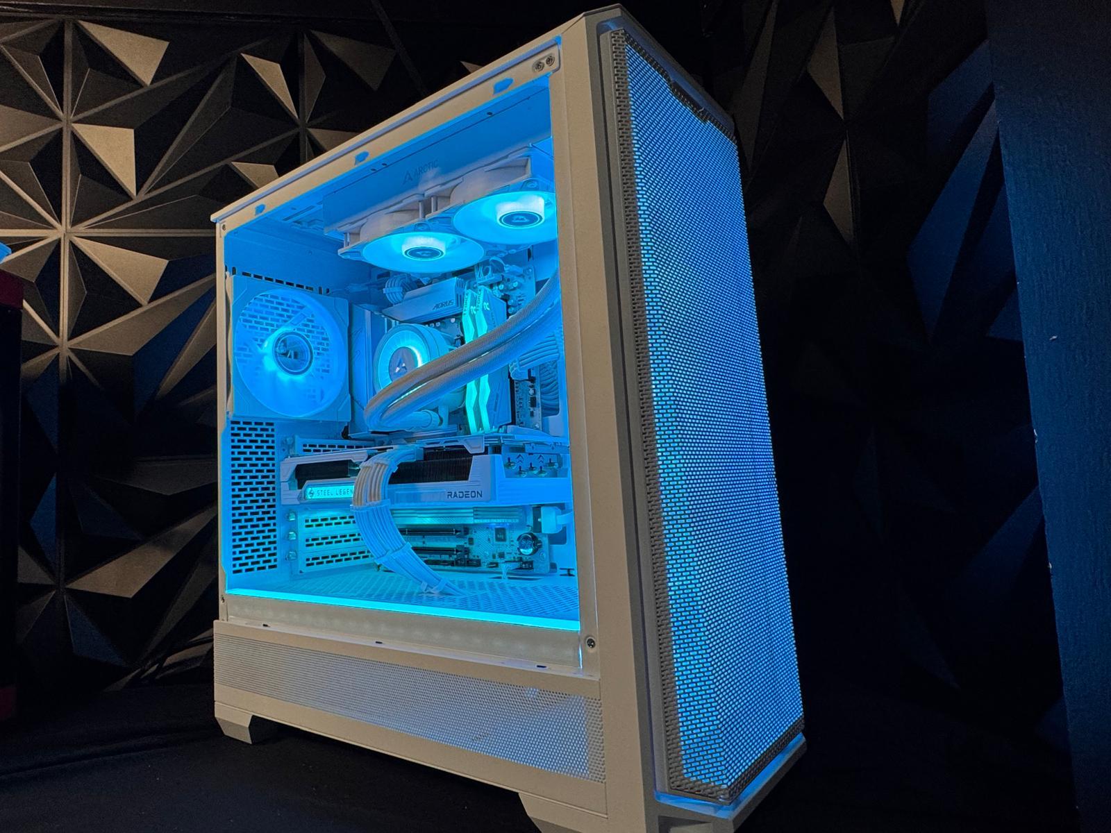⚪🕷️ The White Widow 🕷️⚪ Ryzen 9 7900X 🕷️ RX 9070XT 16GB 🕷️32 GB DDR5 6400Mhz🕷️ 4 TB NVMe🕷️ 850W PSU