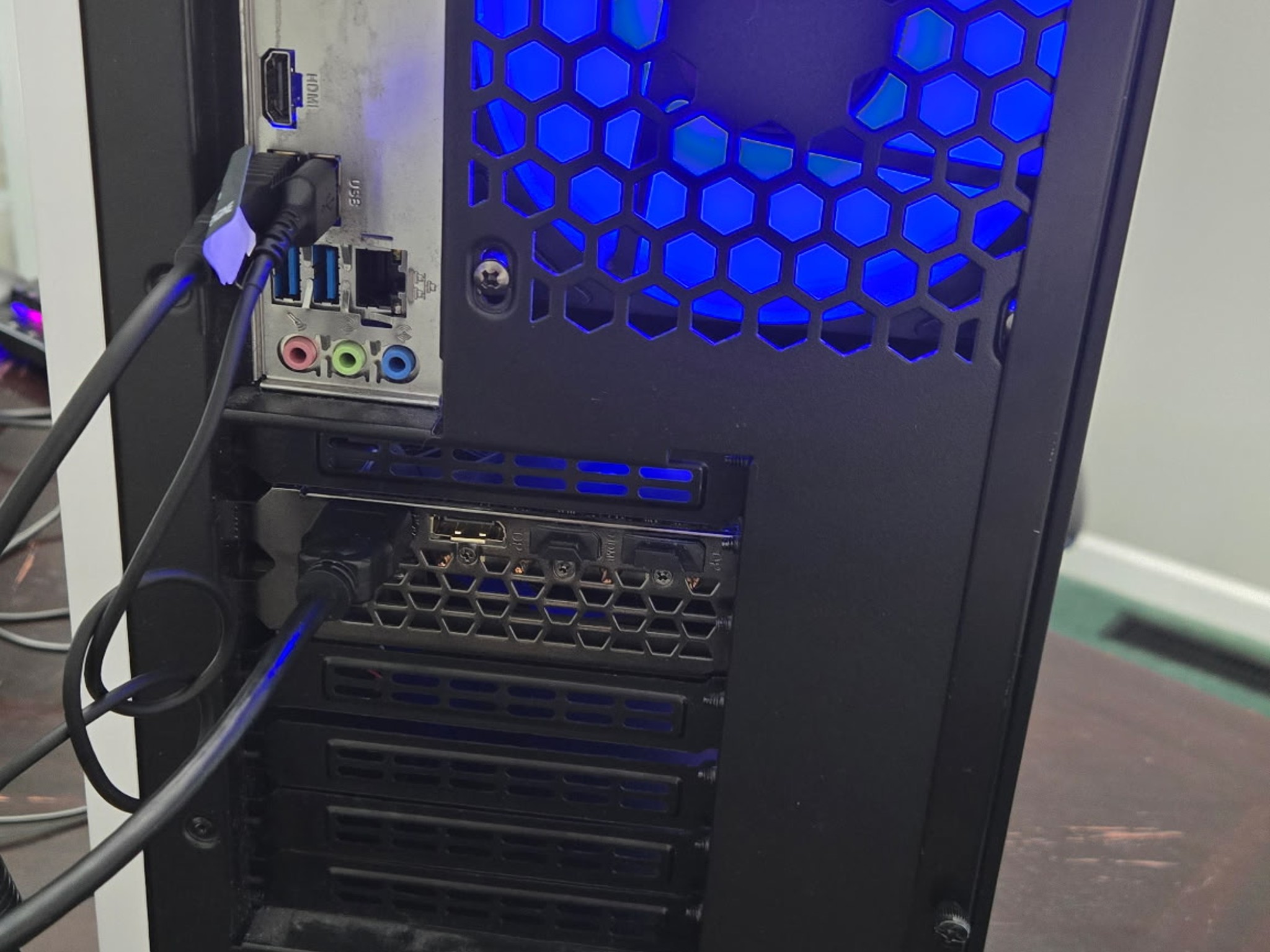 AMD Ryzen 7 3700x, Gigabyte NVIDIA GeForce RTX 3070 SSD M.2 1TB  Ram 32 GB  ASRock MB  800 GR PSU