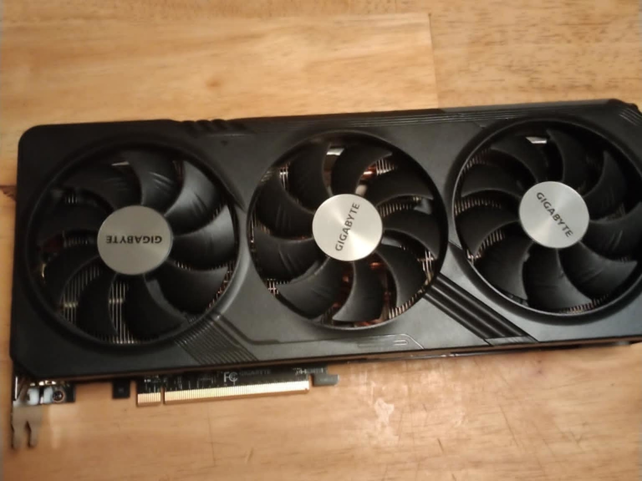 GIGABYTE GAMING OC 16 GB 7800 XT BLACK LIKE NEW ONLY USED FOR 2 MONTHS