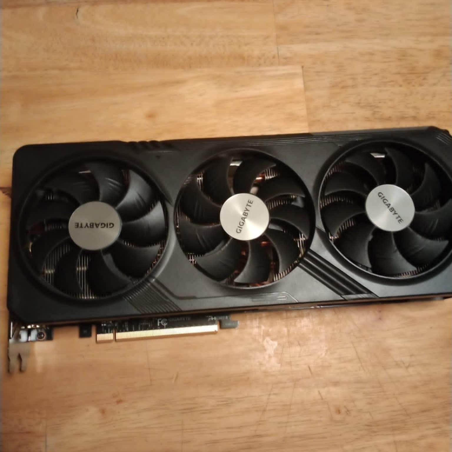 GIGABYTE GAMING OC 16 GB 7800 XT BLACK LIKE NEW ONLY USED FOR 2 MONTHS