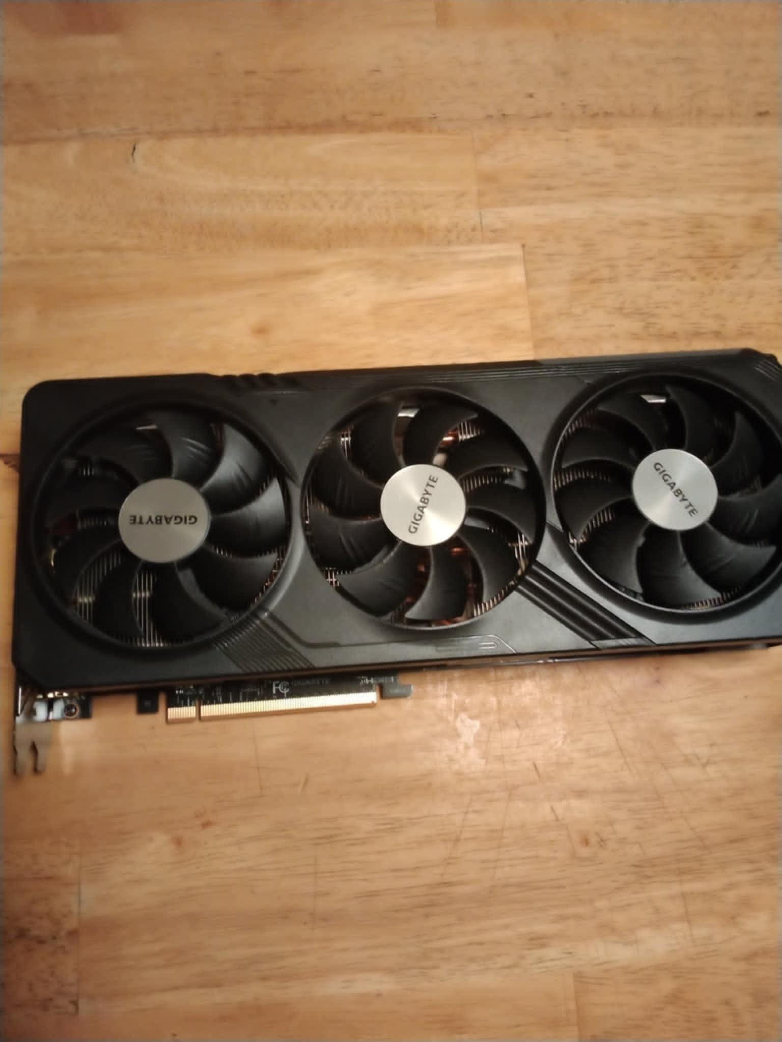 GIGABYTE GAMING OC 16 GB 7800 XT BLACK LIKE NEW ONLY USED FOR 2 MONTHS