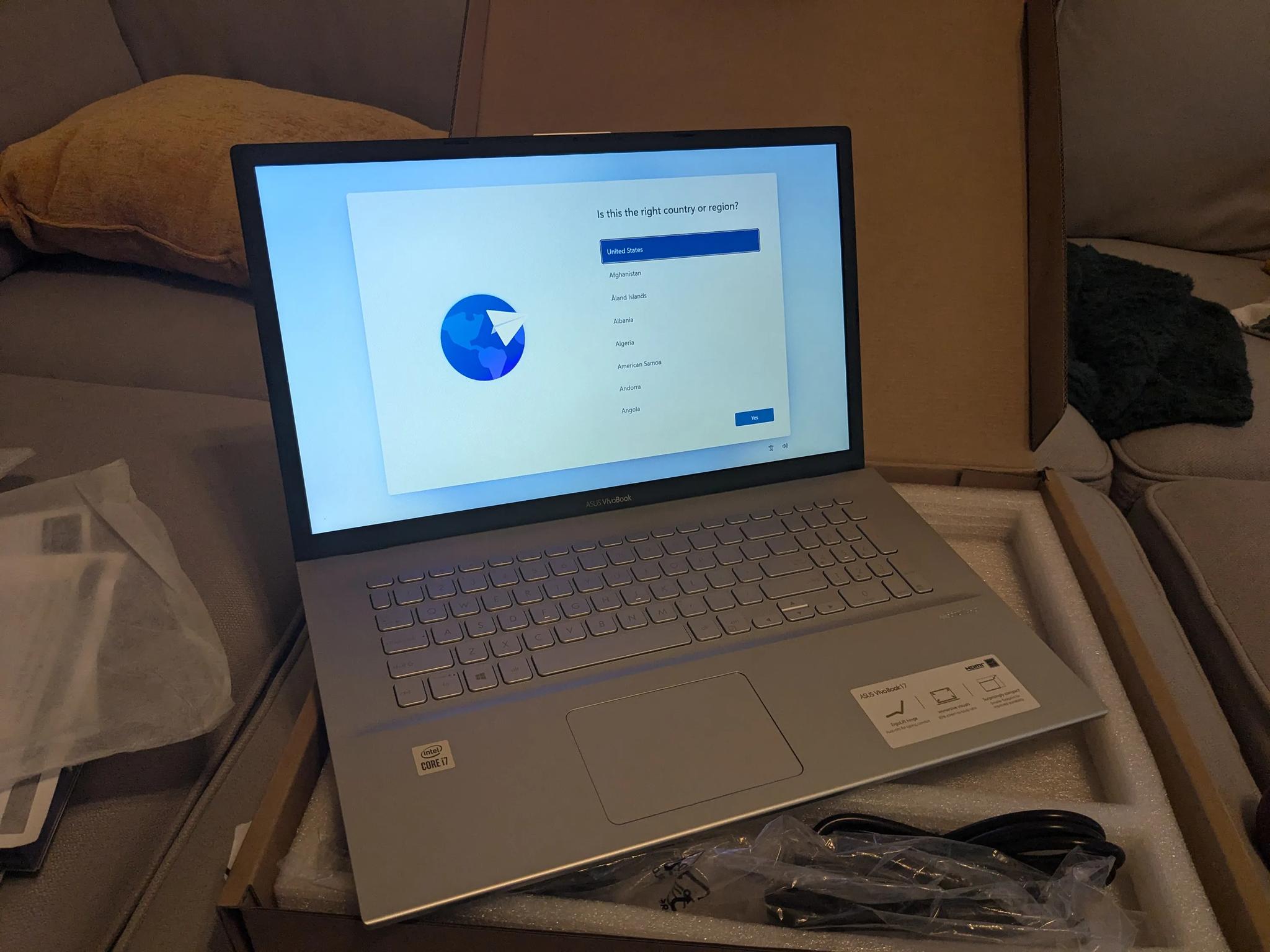 i7-10th Gen, 16GB RAM, 1TB NVME SSD 17.6" Asus X712J Iris Plus Integrated Graphics