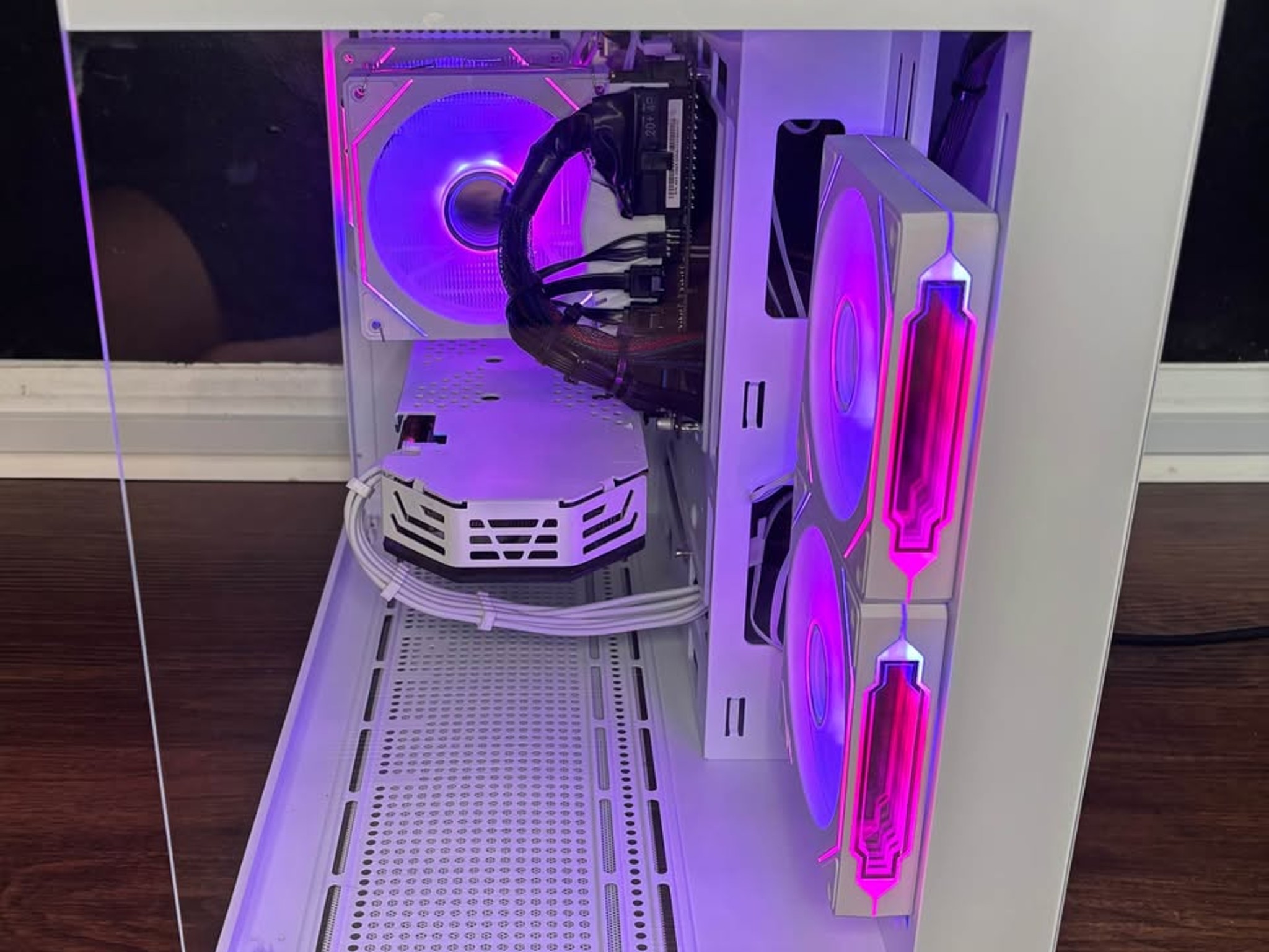 White Gaming PC (RX 580 8GB + Intel Core I7-7700 + 16GB DDR4 + SSD + HDD)