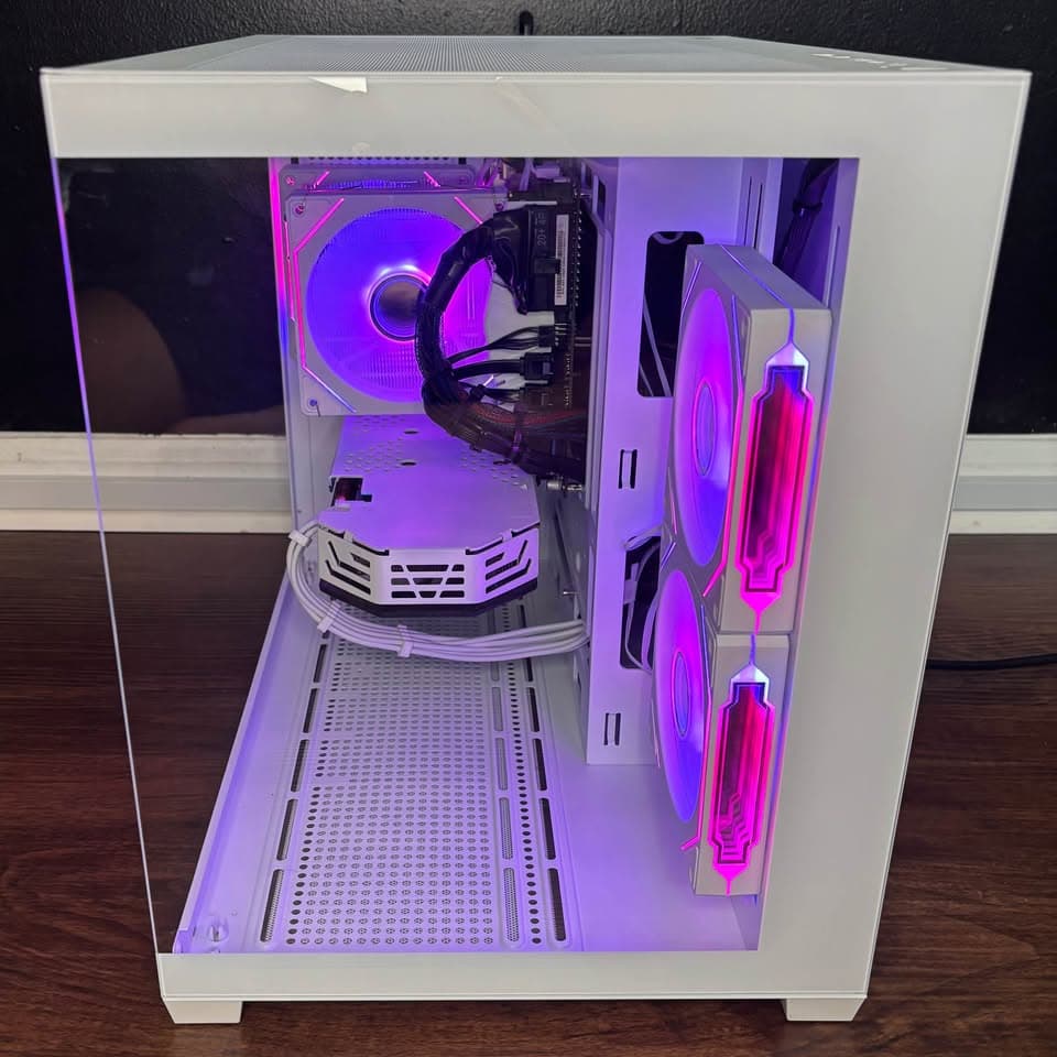 White Gaming PC (RX 580 8GB + Intel Core I7-7700 + 16GB DDR4 + SSD + HDD)
