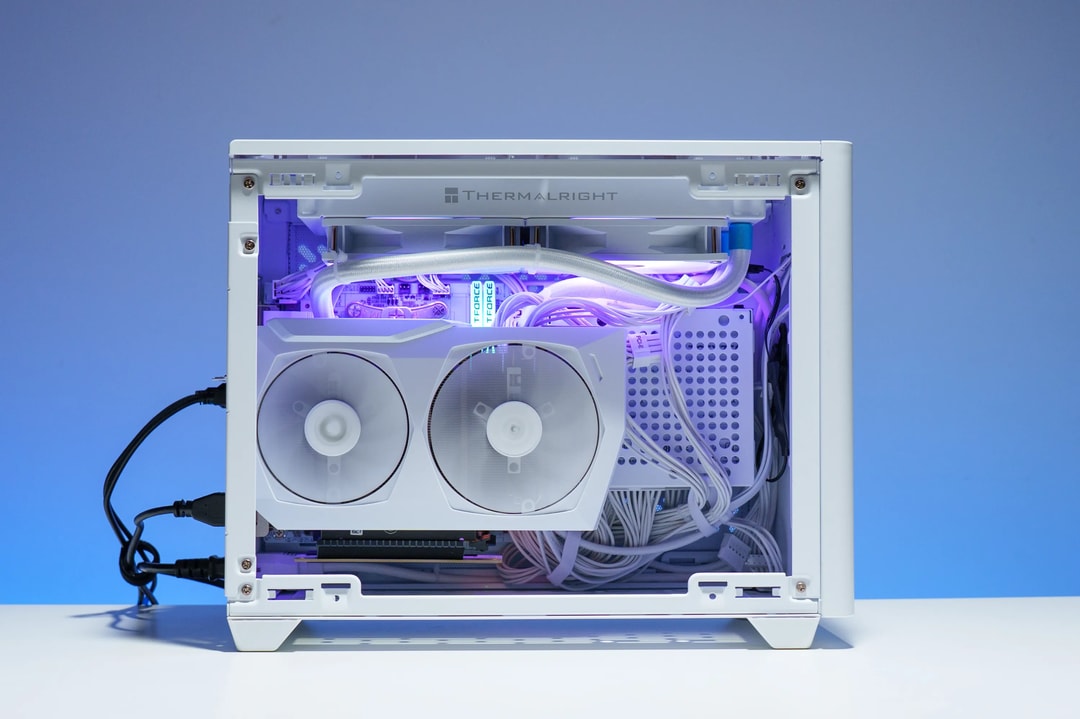 Intel PC 白mini GTX970 Compact All White Gaming PC | RTX 3070 | Ryzen 7 5700x | Mini-ITX