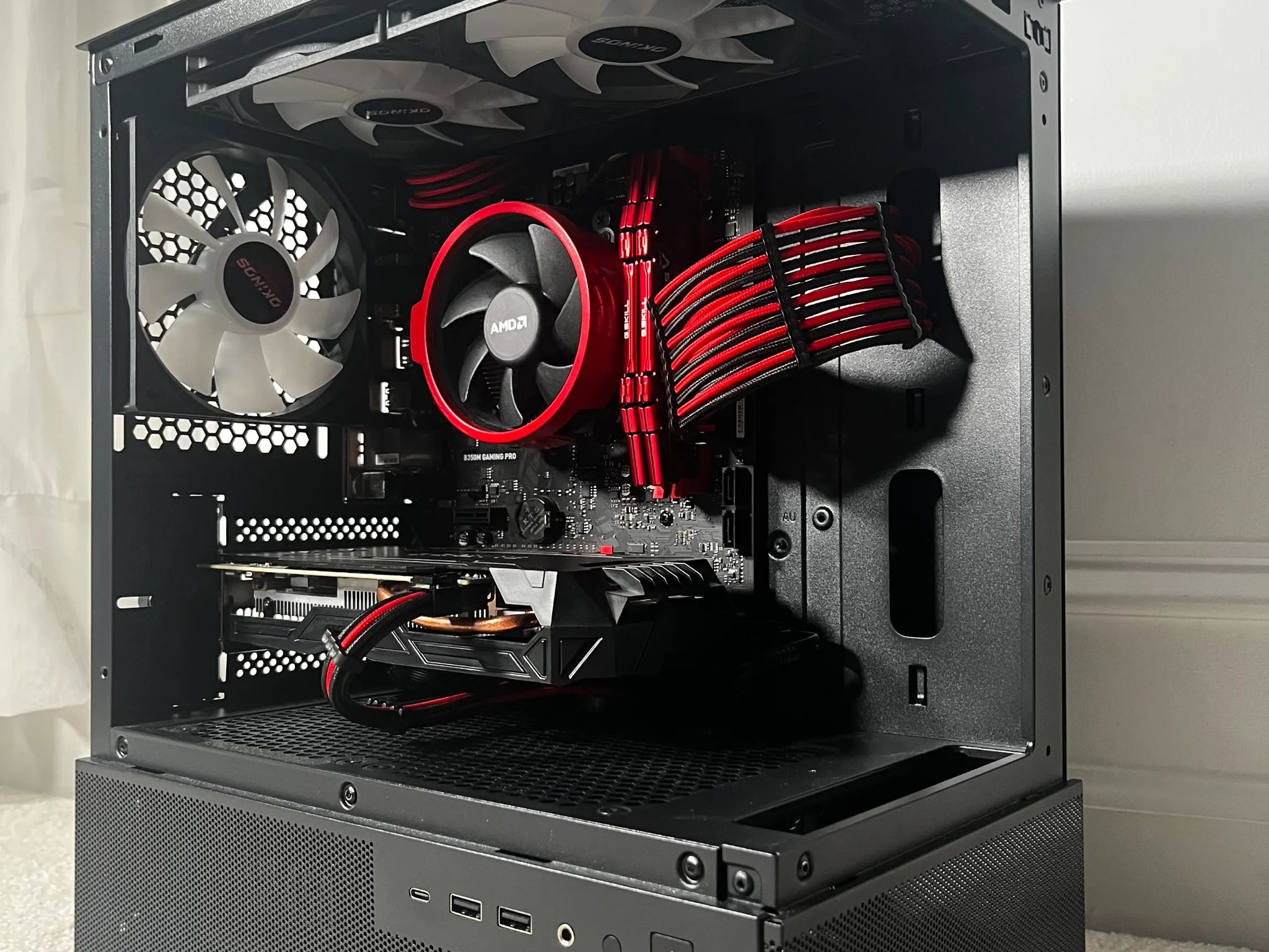 🔴⚫Red and Black Budget Baller🔴⚫ Ryzen 3 2200G | GTX 1060 | Fishtank Meta Case
