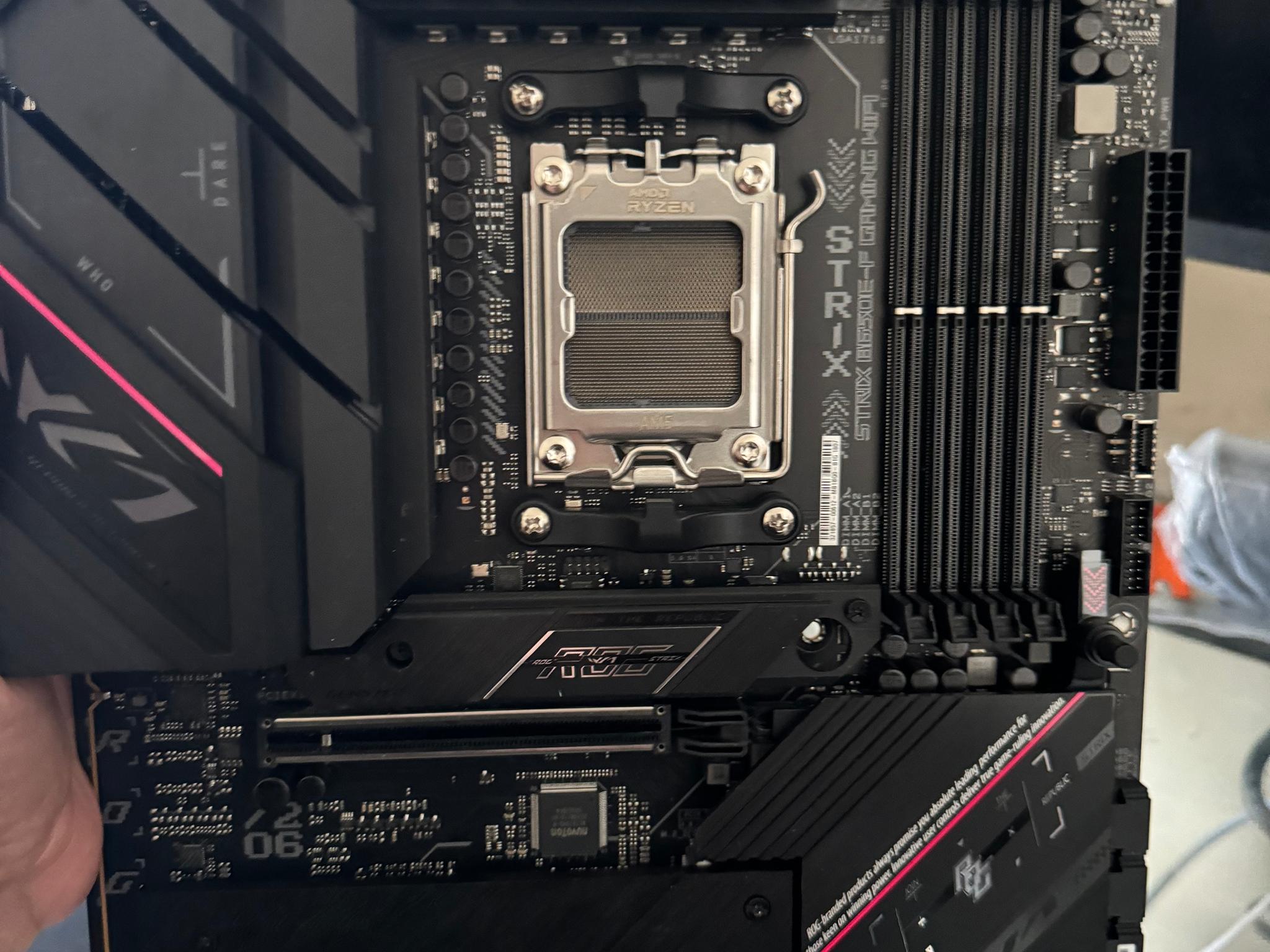 ASUS ROG Strix B650E-F Gaming WiFi AMD B650 AM5 Ryzen™