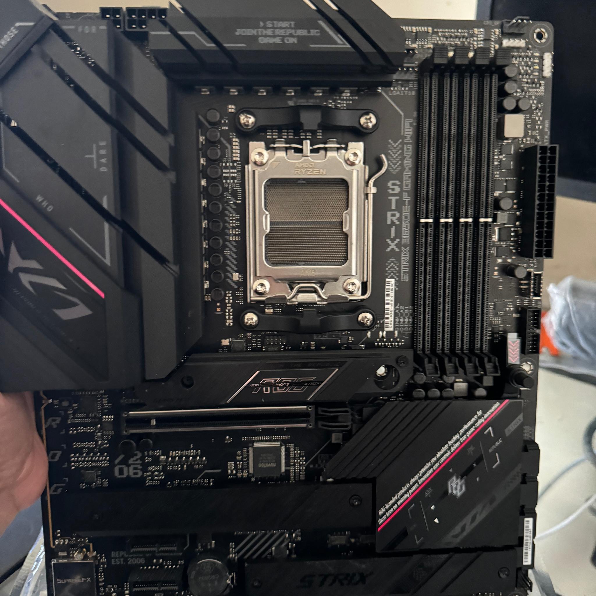ASUS ROG Strix B650E-F Gaming WiFi AMD B650 AM5 Ryzen™