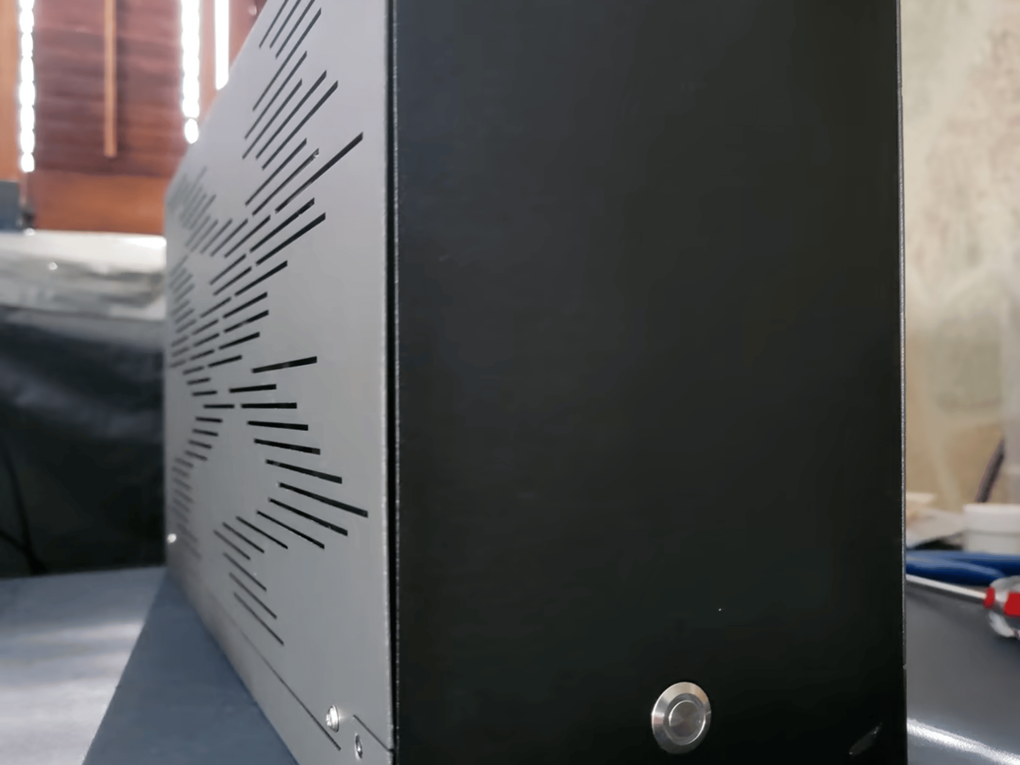 Sliger SV590 V2 Mini itx case (pcie3 x 16 riser included)