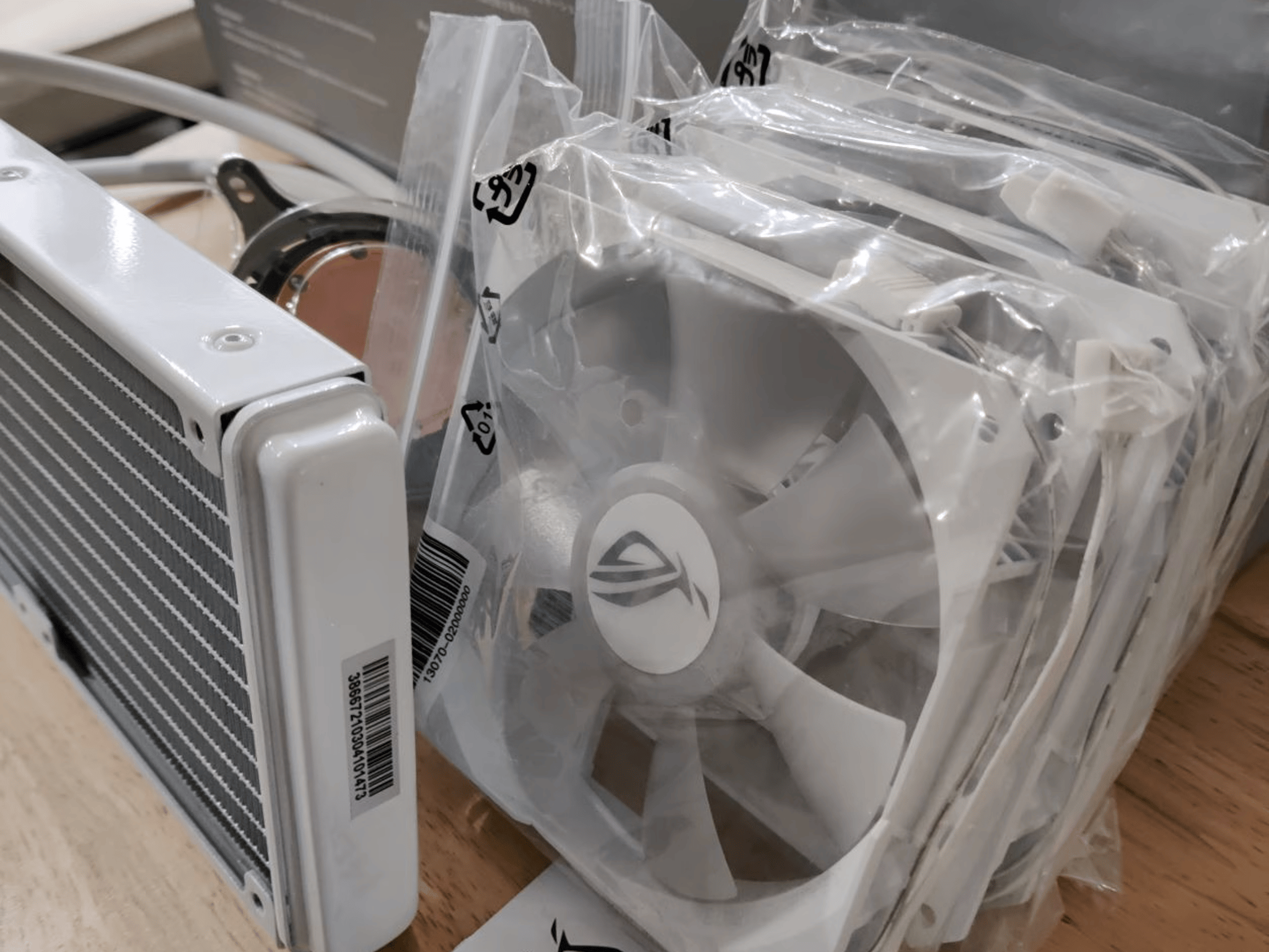 Asus ROG Strix LC 360 AIO Cooler, WHITE with RGB Fans