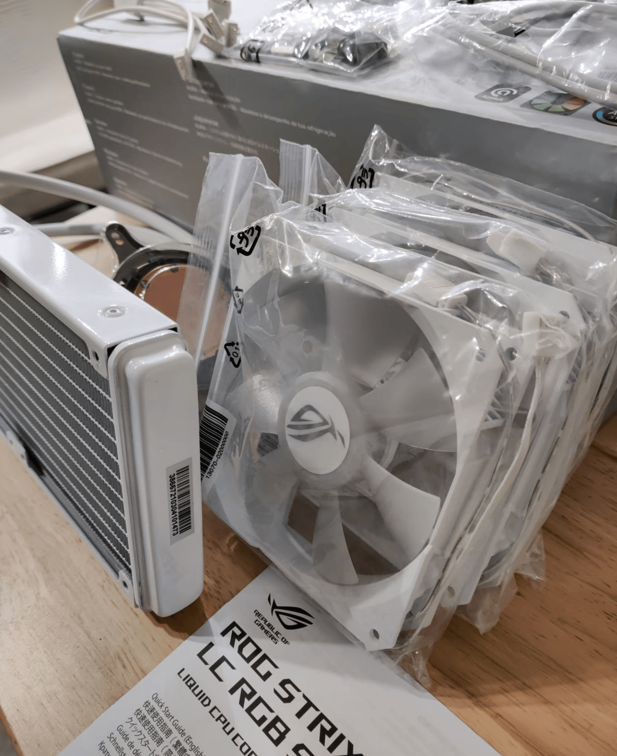 Asus ROG Strix LC 360 AIO Cooler, WHITE with RGB Fans