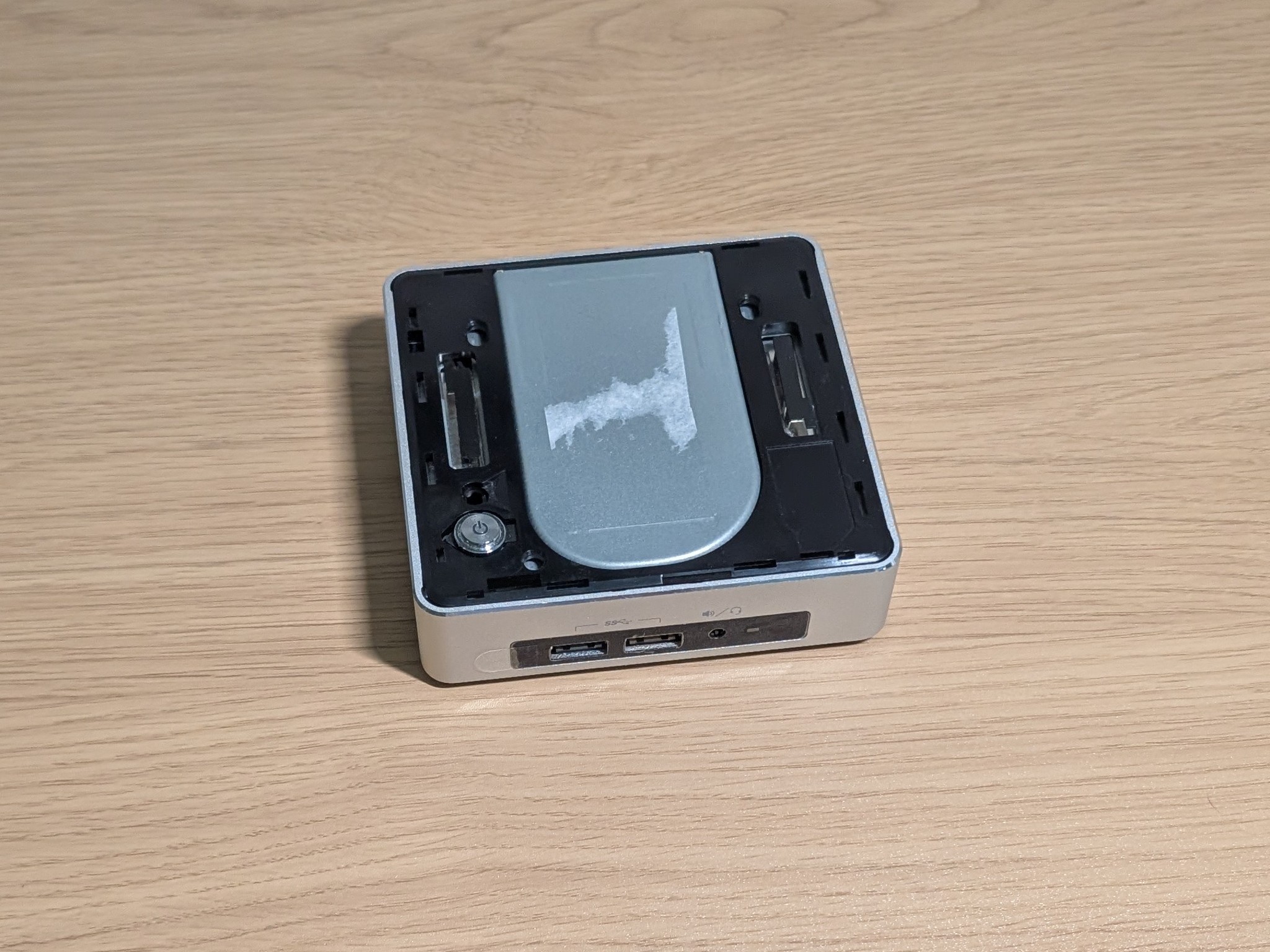 Physically damaged but functional Intel NUC NUC6i5SYK, No RAM no SSD