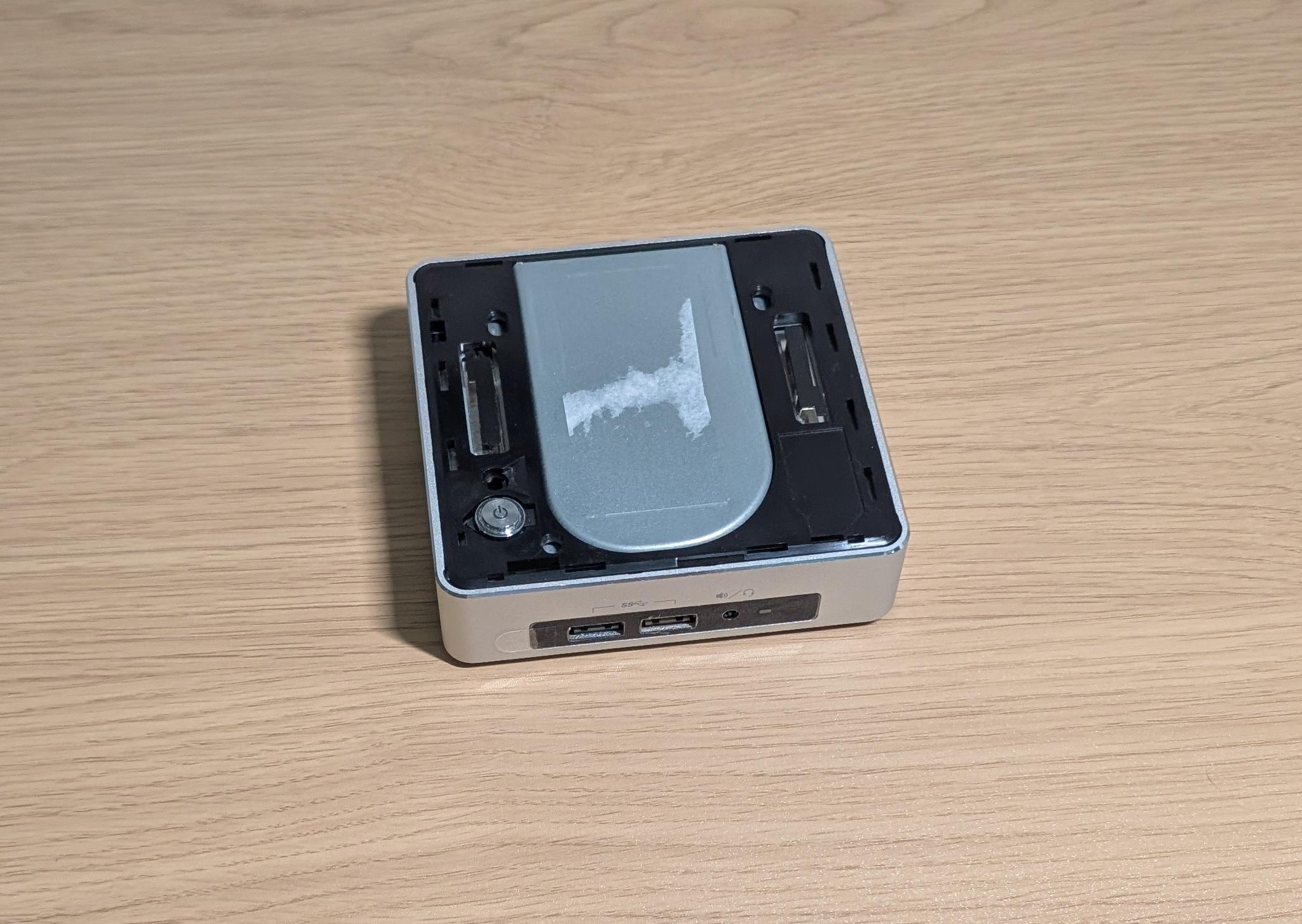 Physically damaged but functional Intel NUC NUC6i5SYK, No RAM no SSD