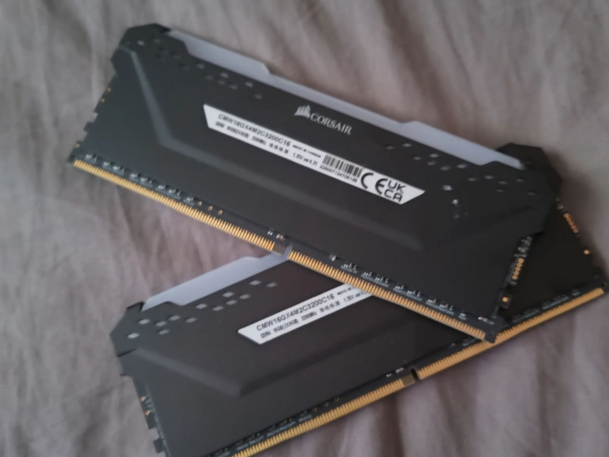 CORSAIR - VENGEANCE RGB PRO 16GB (2x8GB) DDR4 3200MHz C16 UDIMM Desktop Memory - Black