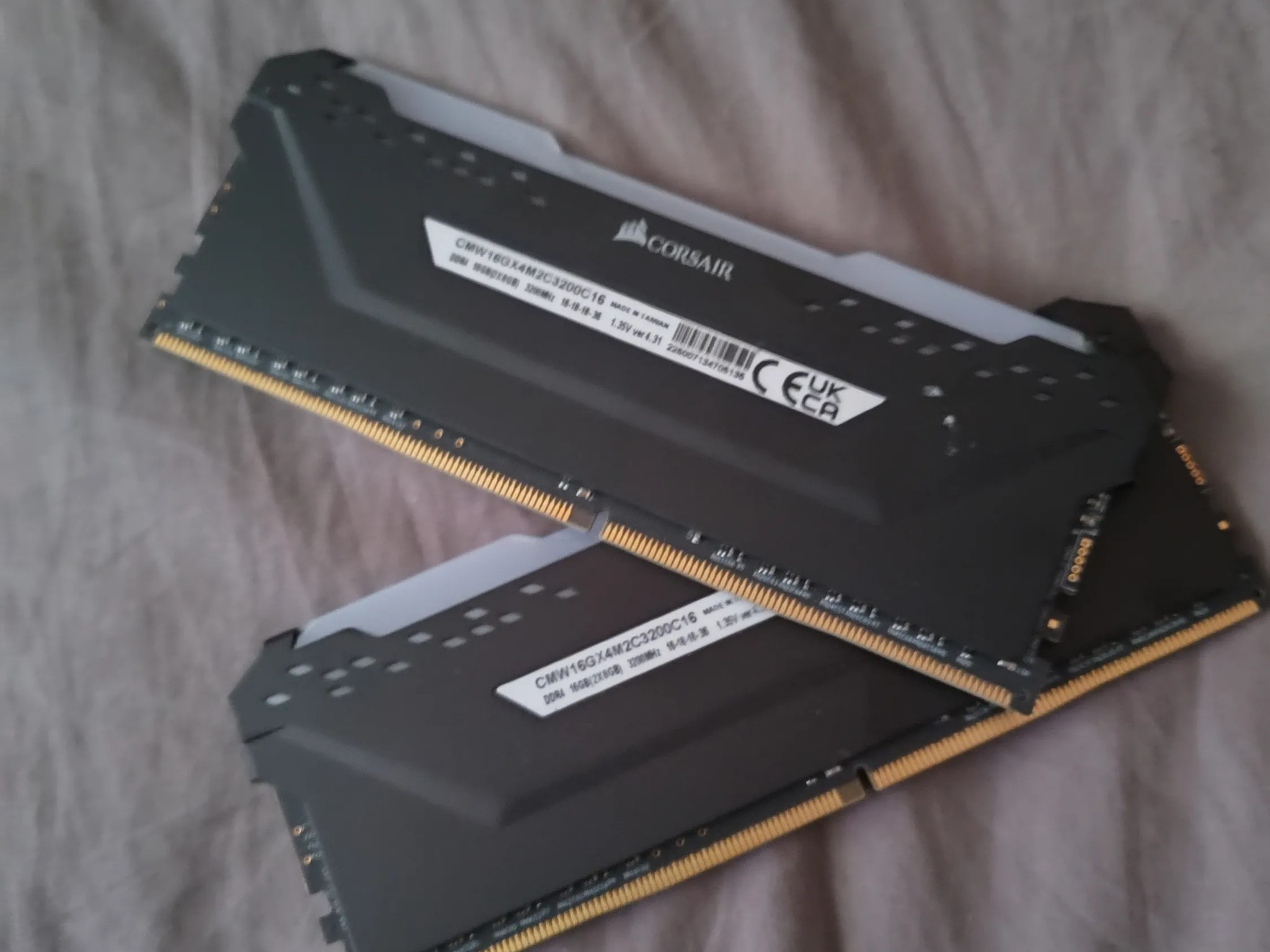 CORSAIR - VENGEANCE RGB PRO 16GB (2x8GB) DDR4 3200MHz C16 UDIMM Desktop Memory - Black