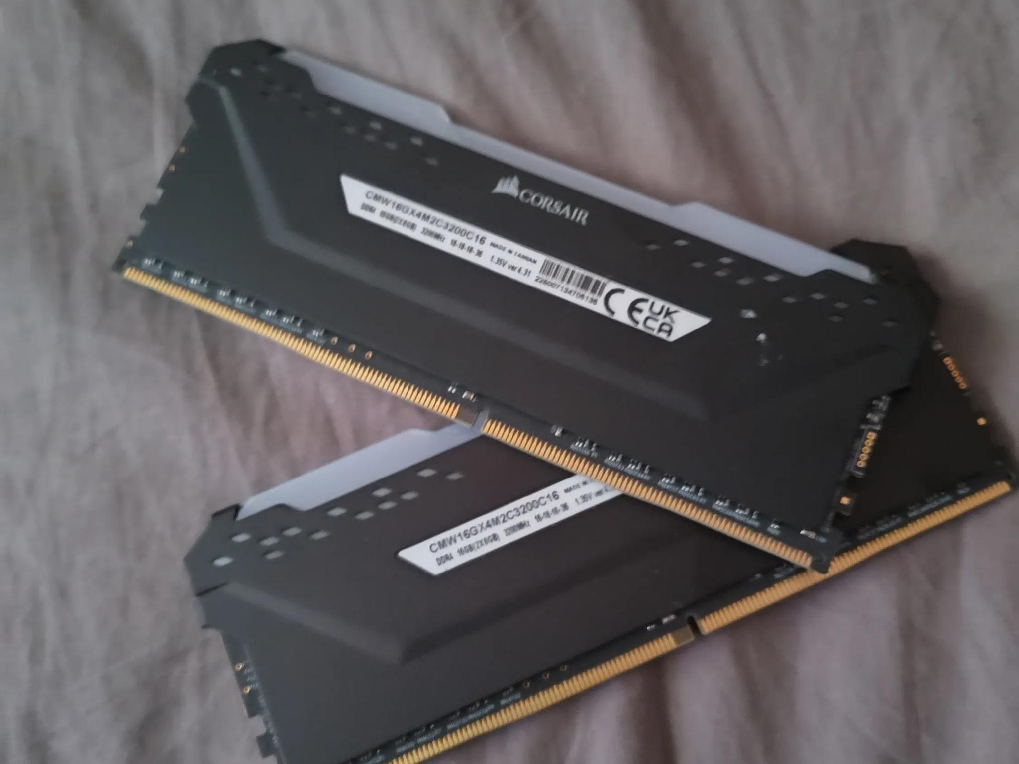 CORSAIR - VENGEANCE RGB PRO 16GB (2x8GB) DDR4 3200MHz C16 UDIMM Desktop Memory - Black