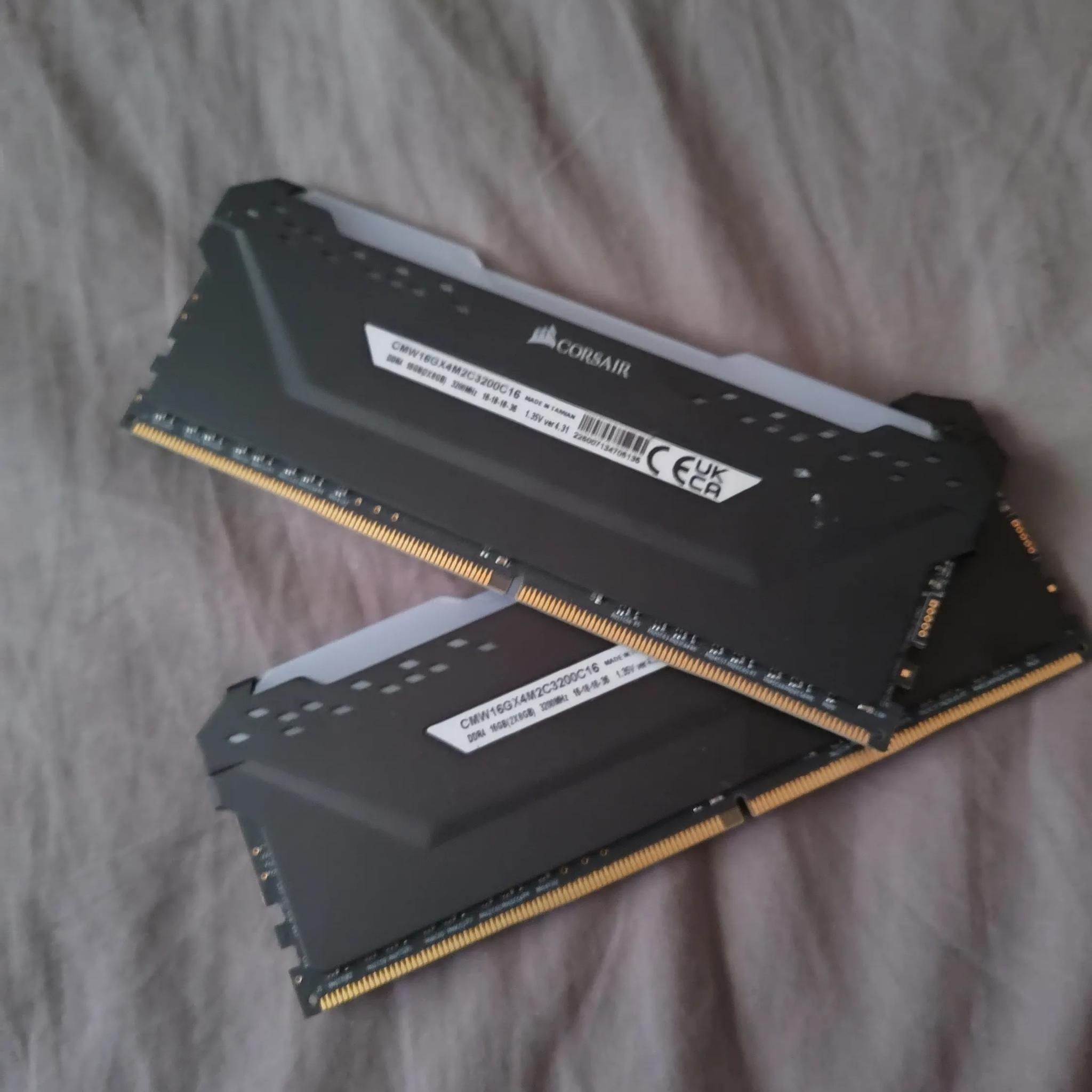 CORSAIR - VENGEANCE RGB PRO 16GB (2x8GB) DDR4 3200MHz C16 UDIMM Desktop Memory - Black