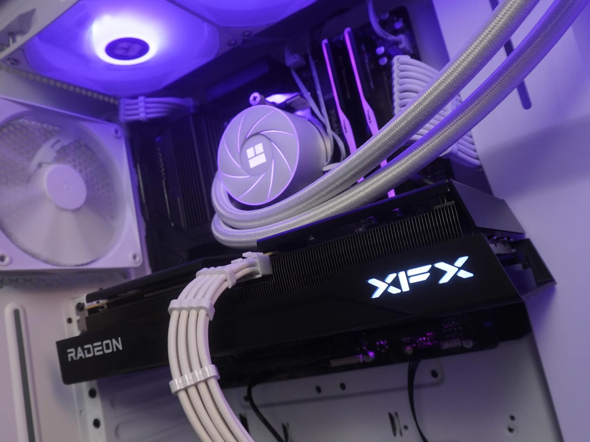 🤍ARCTIC🤍 PRICE TO PERFORMANCE 💪 1440p/1080p MACHINE  🧡RX 9060XT 16GB 🧡 Ryzen 5 9600x | 2TB NVME