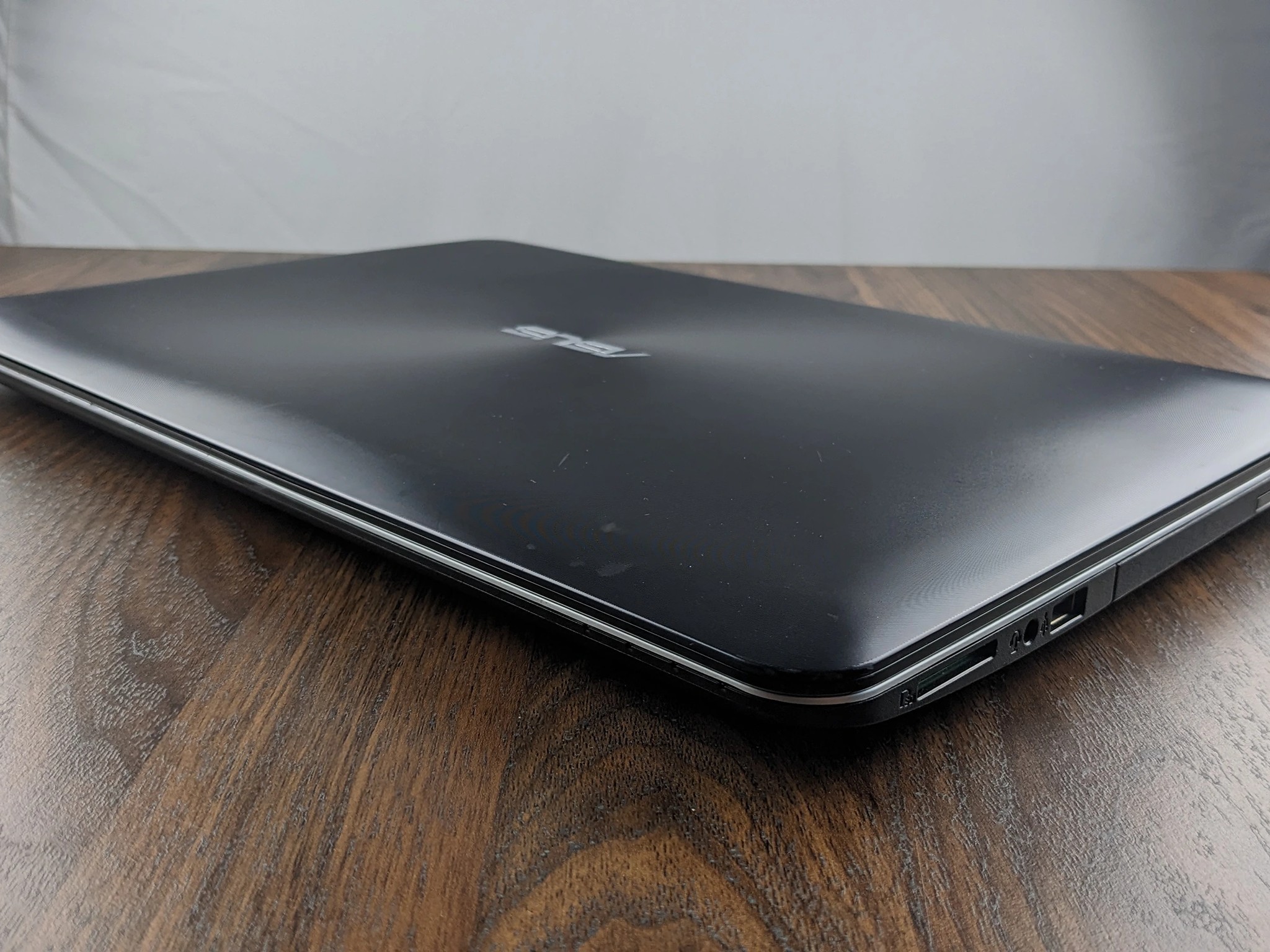 ASUS X555QA 1080p 15.6" R7 Graphics, A12-9720P 256GB SSD 12GB DDR4 1866mhz Refurbished