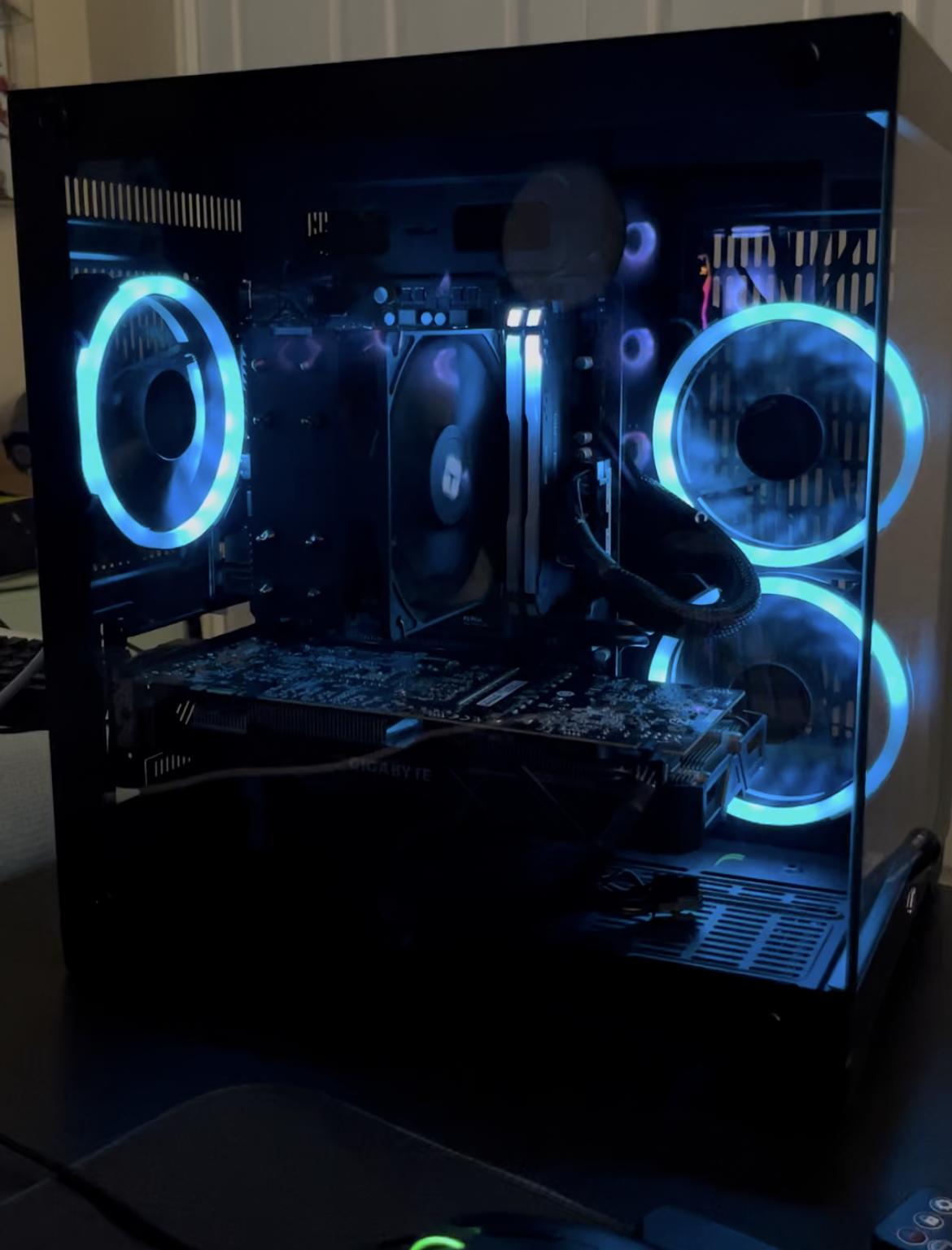 NEW!! GTX 1070 // Ryzen 3600 // 16GB Corsair Vengeance Ram // 500 GB SSD // Controllable RGB