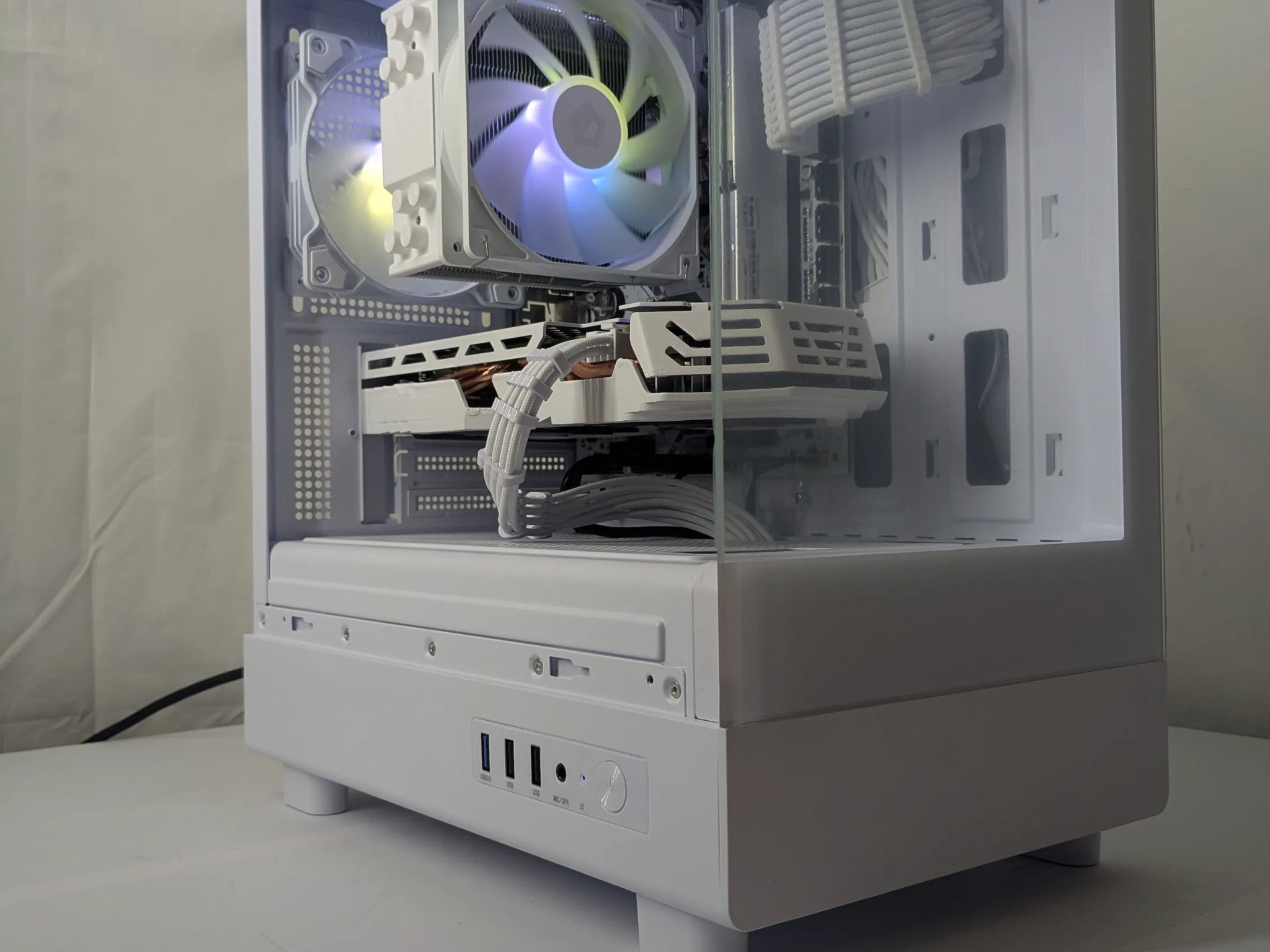 White-Themed Gaming PC – RX 580 | Ryzen 7 1700 | 16GB RAM | 500GB NVMe SSD