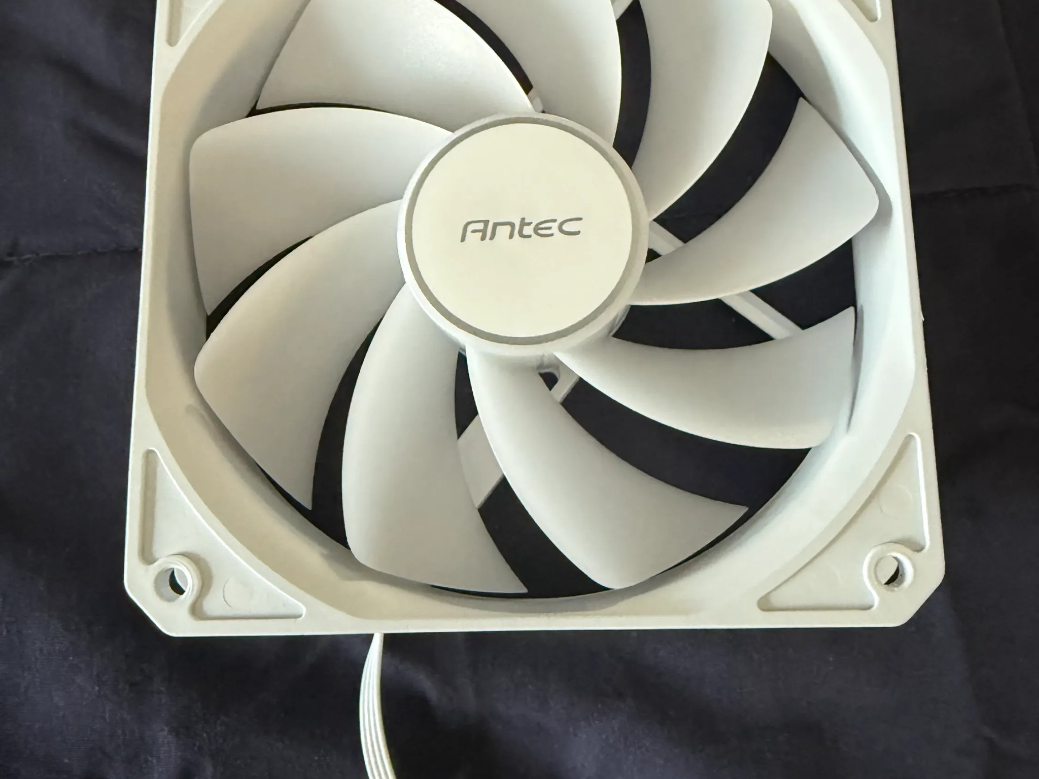 4 White Antec 120mm PWM case fans & ARGB/PWM hub