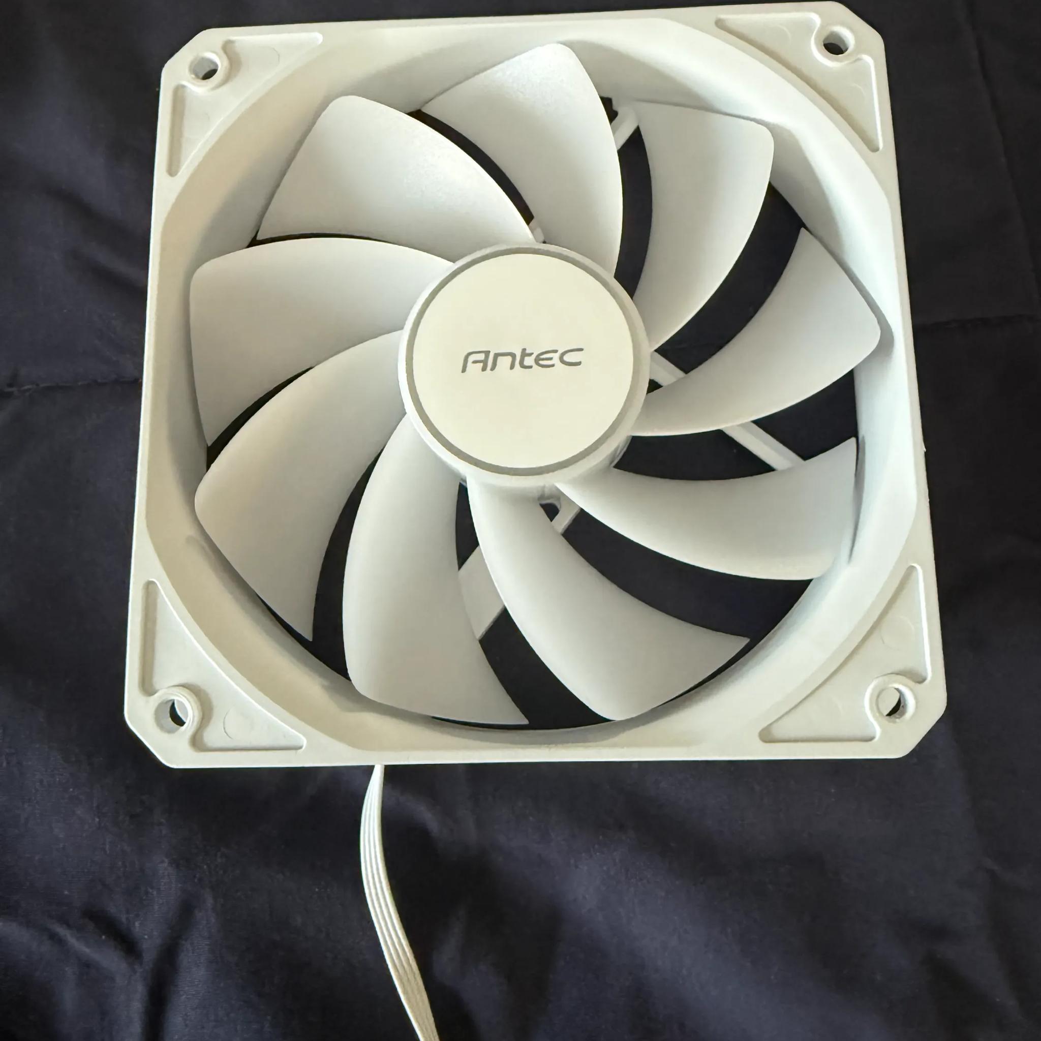 4 White Antec 120mm PWM case fans & ARGB/PWM hub