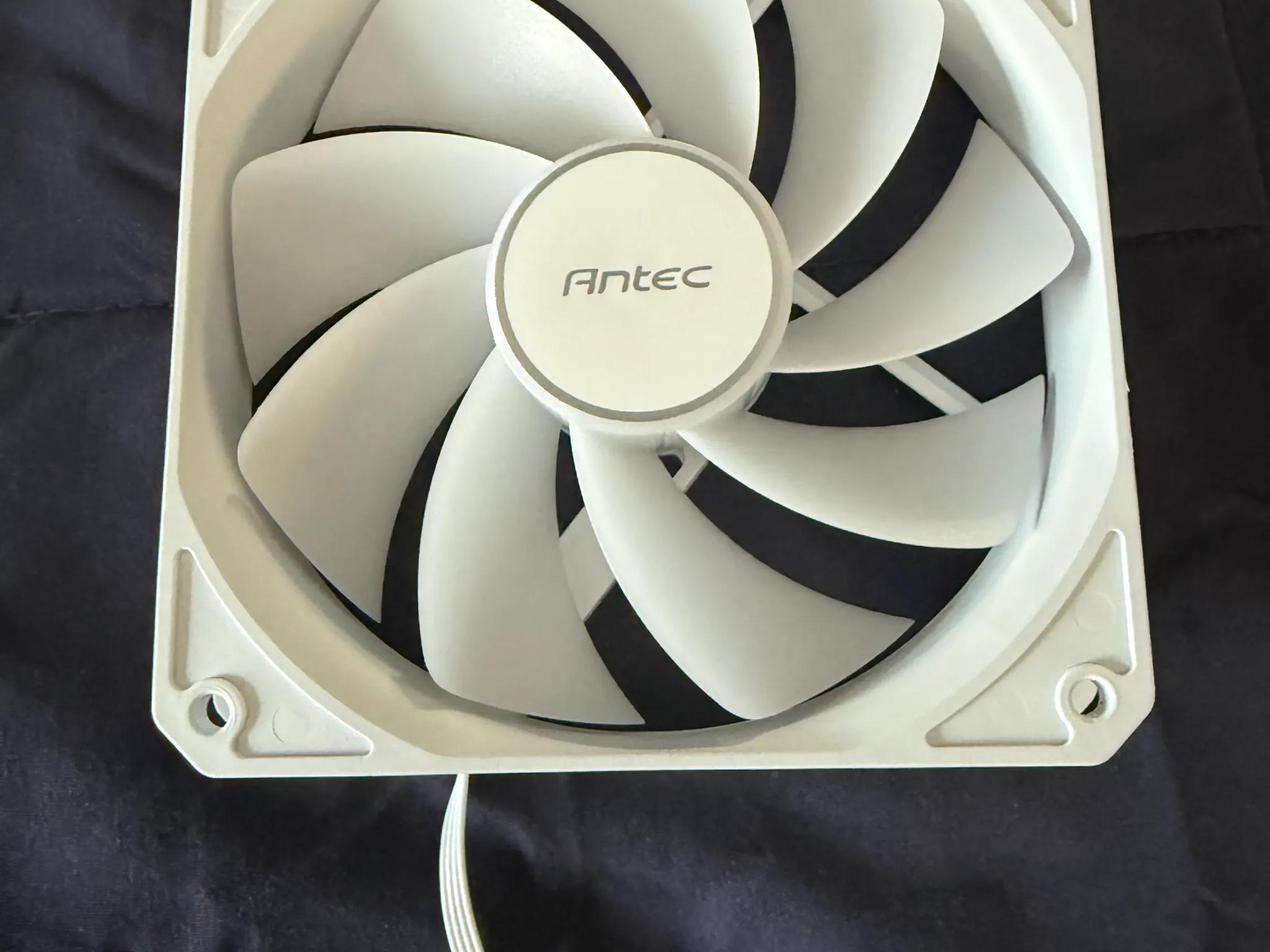 4 White Antec 120mm PWM case fans & ARGB/PWM hub
