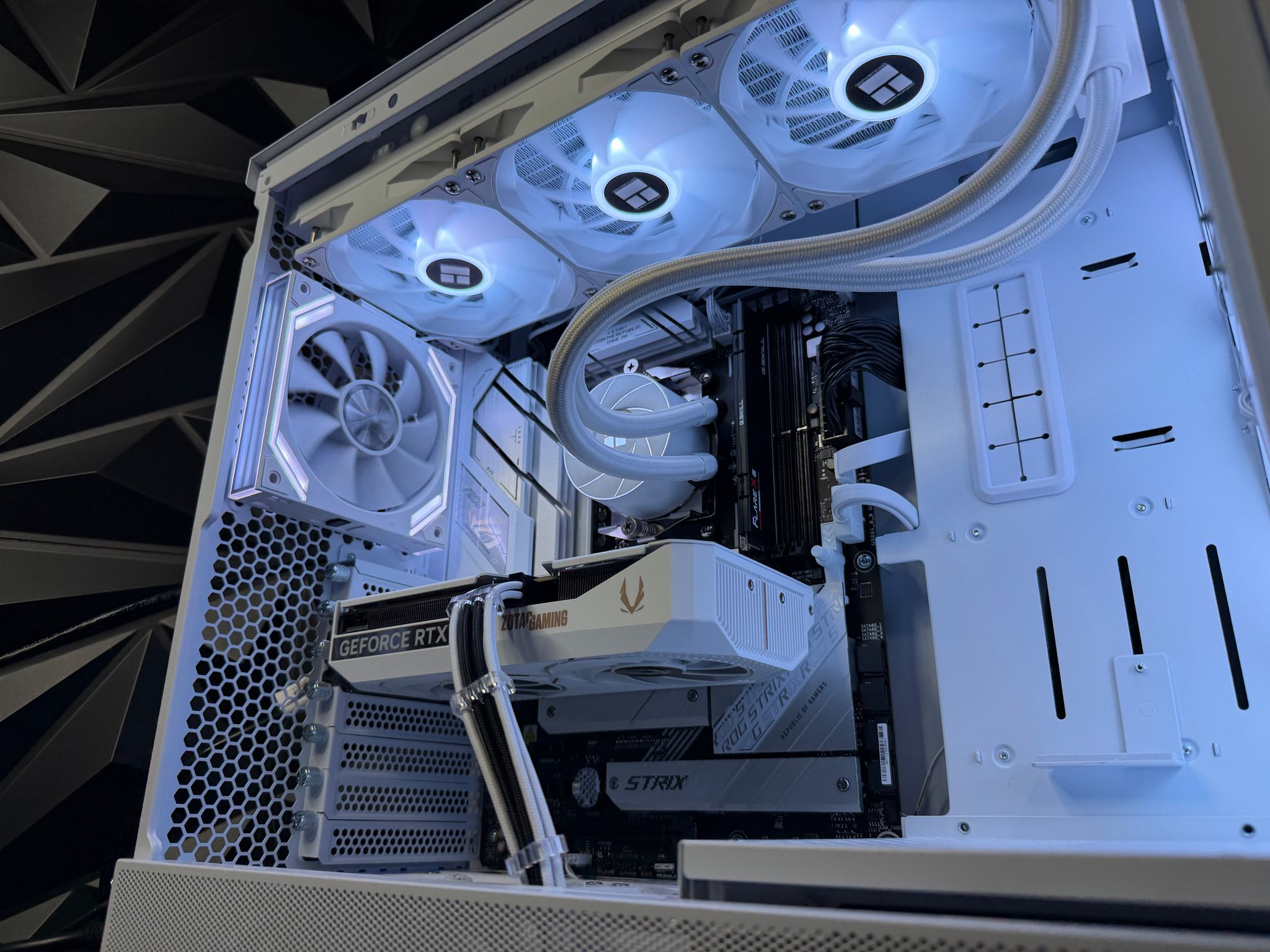 ⚪🩶 TITANIUM WHITE 🩶⚪  Ryzen 5 7600X|RTX 5060 Ti| 1.5 TB NVMe| 16 GB DDR5| 650W Gold PSU