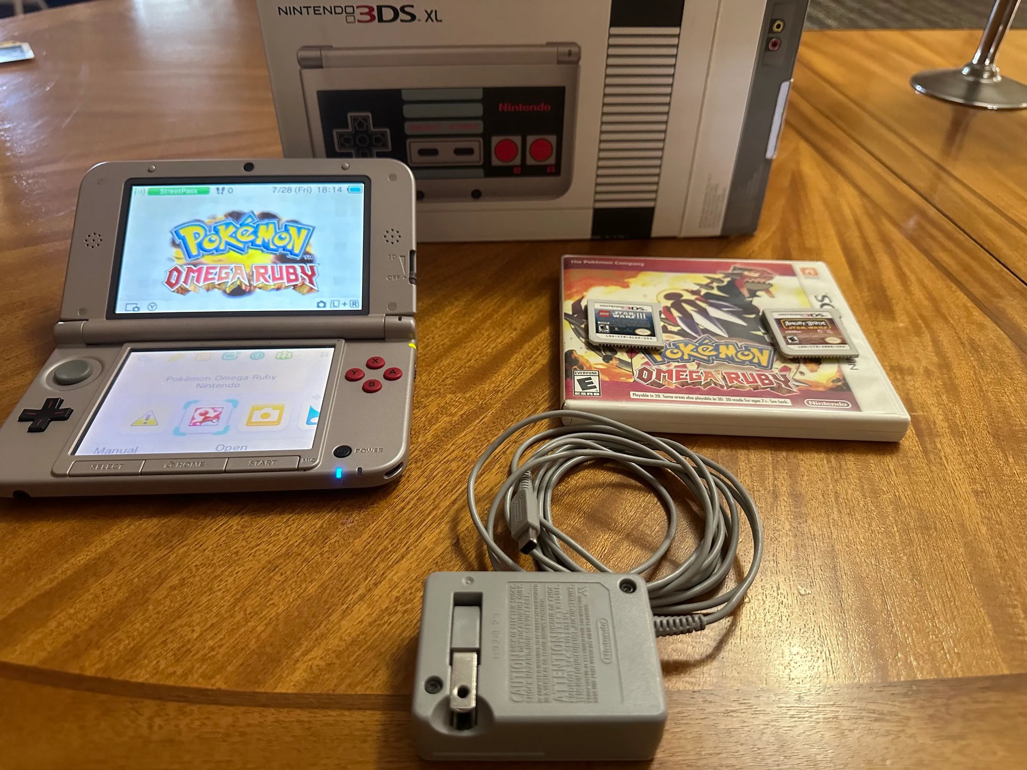 Nintendo 3DS XL Retro NES Edition