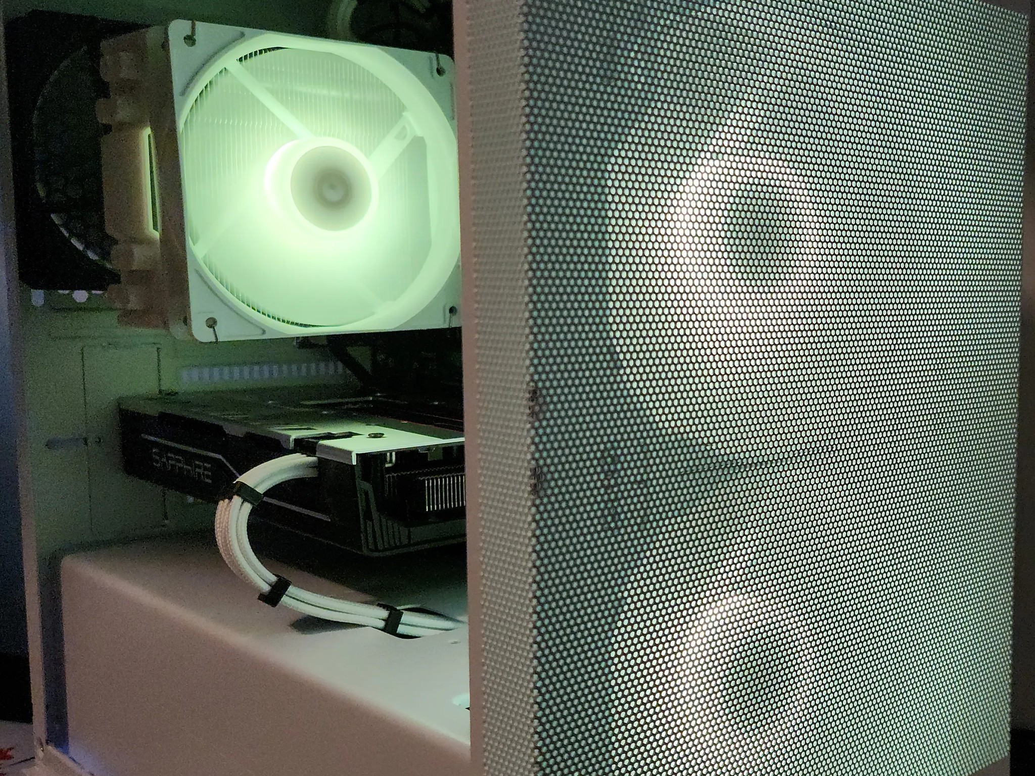 Frosty Mini Mesh PC Ryzen 5 / 16GB DDR4/ 1TB SSD / RX 580 8GB