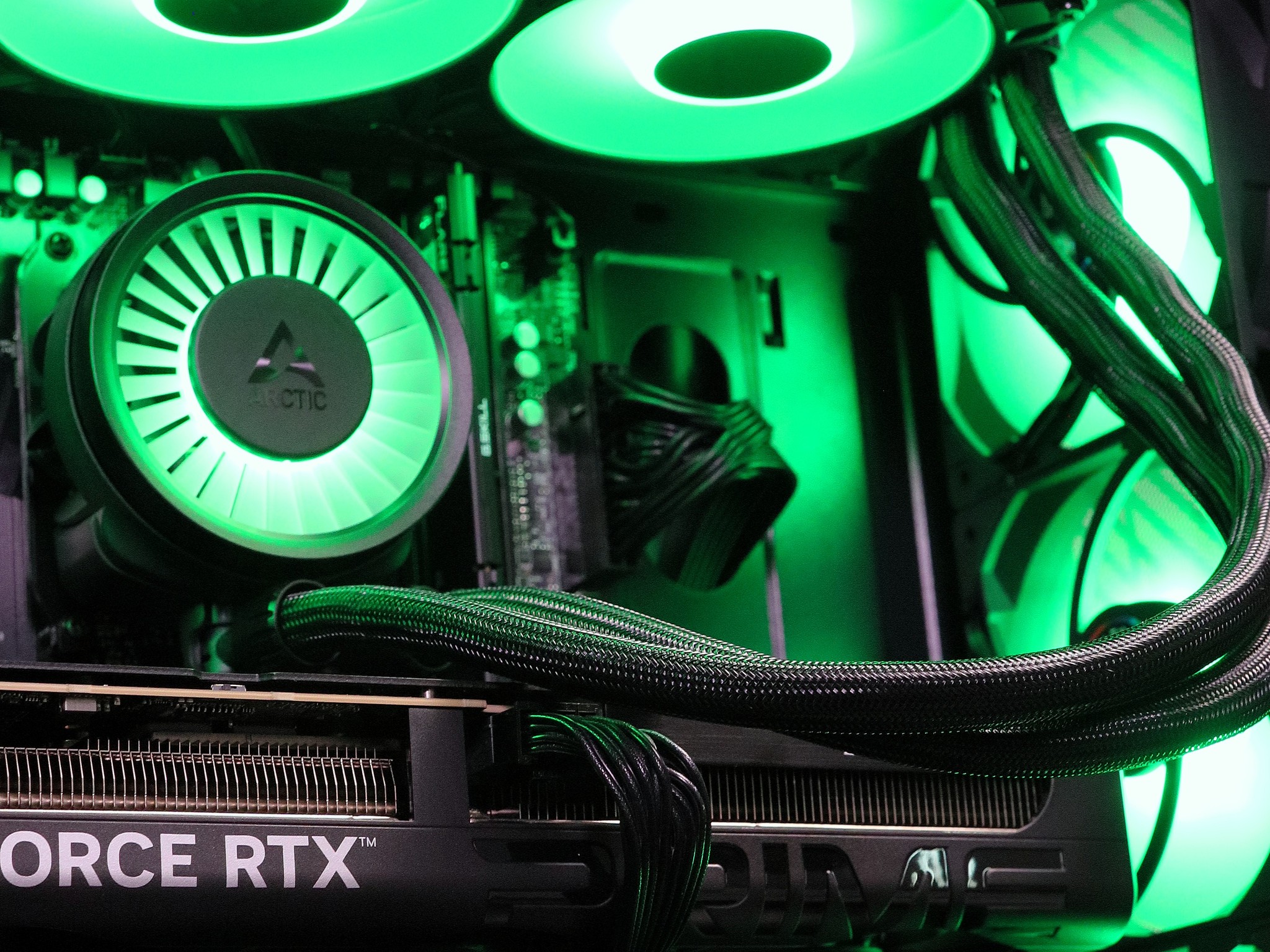 🟩 Arctic Venom ❄️ | Ryzen 5 7500X3D | RTX 5060 Ti 8GB | 16GB DDR5 - 6000 | 1TB NVMe |