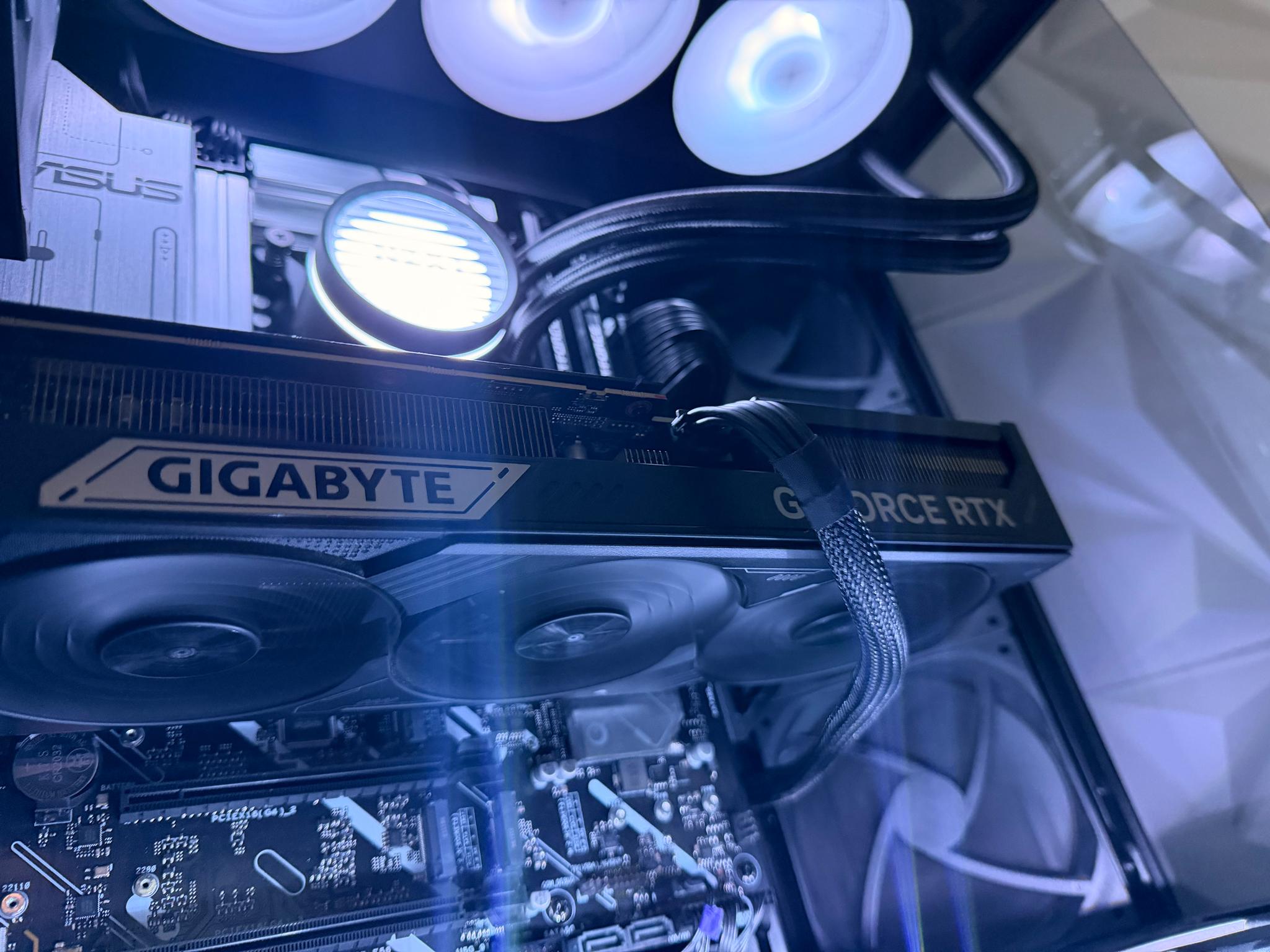 GIGABYTE GeForce RTX 5080 WINDFORCE OC SFF 16G - Image 3