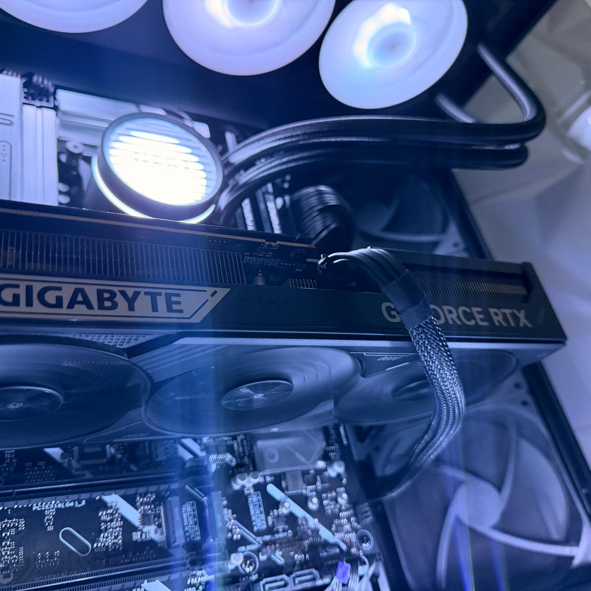 GIGABYTE GeForce RTX 5080 WINDFORCE OC SFF 16G