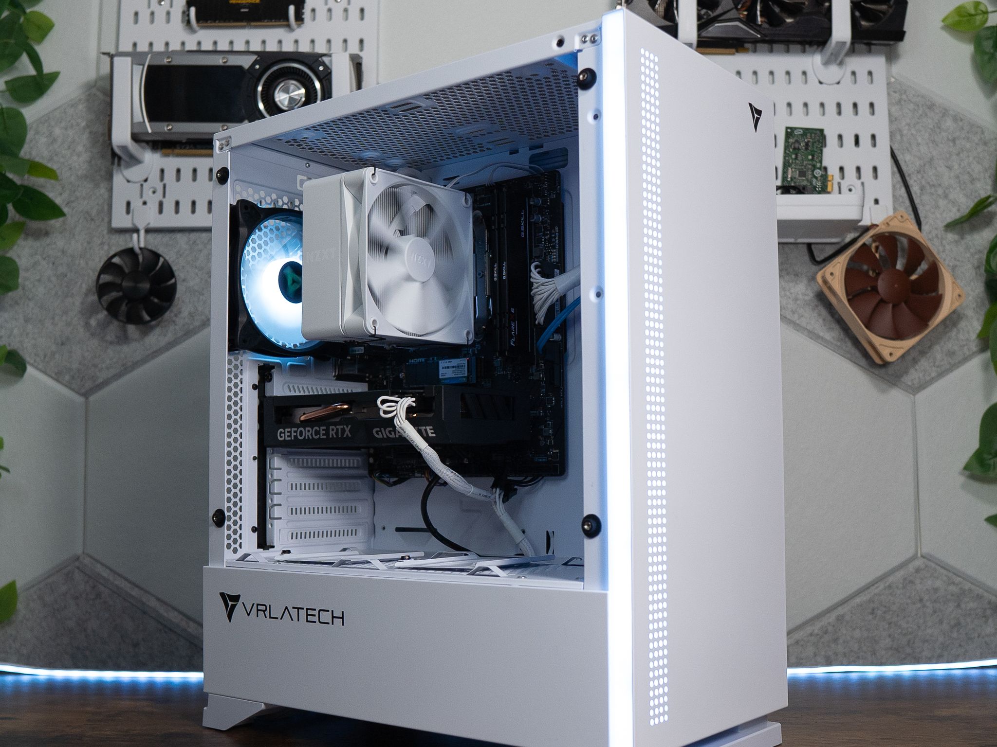 🌨🌨 | GIGABYTE RTX 4060 | RYZEN 5 8400F | 32GB DDR5 RAM | 1.5TB | Arctic Snow