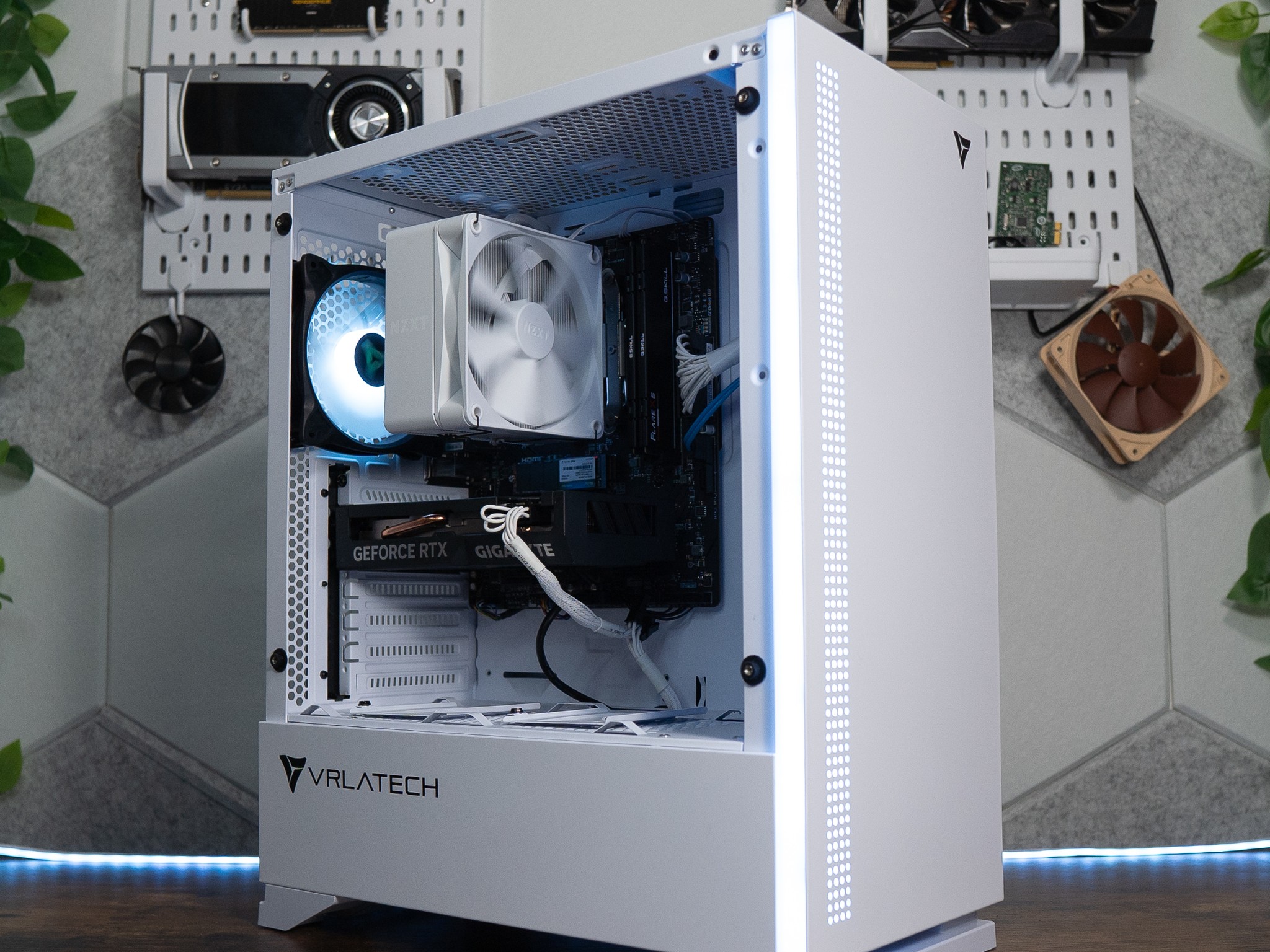 🌨🌨 | GIGABYTE RTX 4060 | RYZEN 5 8400F | 32GB DDR5 RAM | 1.5TB | Arctic Snow