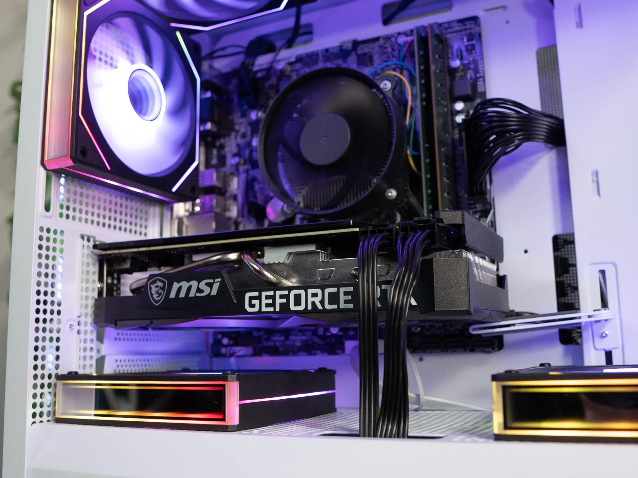 ❄️🌨 | MSI GeForce RTX 3070 8GB | RYZEN 7 5700G | 32GB DDR4 RAM | 1TB NVME + 2TB HD | Arctic Borealis