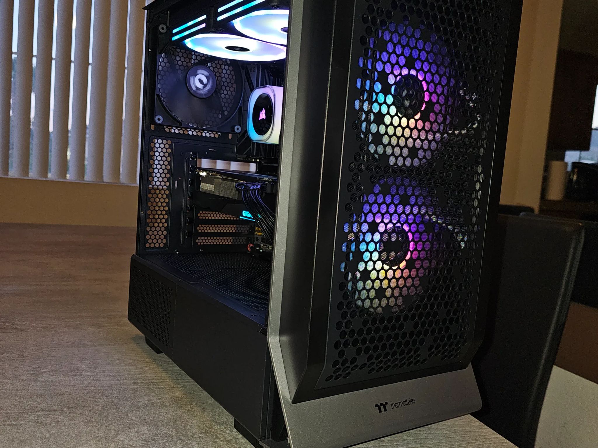 Black Swan R2 AMD: 7700/AMD 6800/32GB RAM/ Ultimate 1080P/1440P Gaming PC
