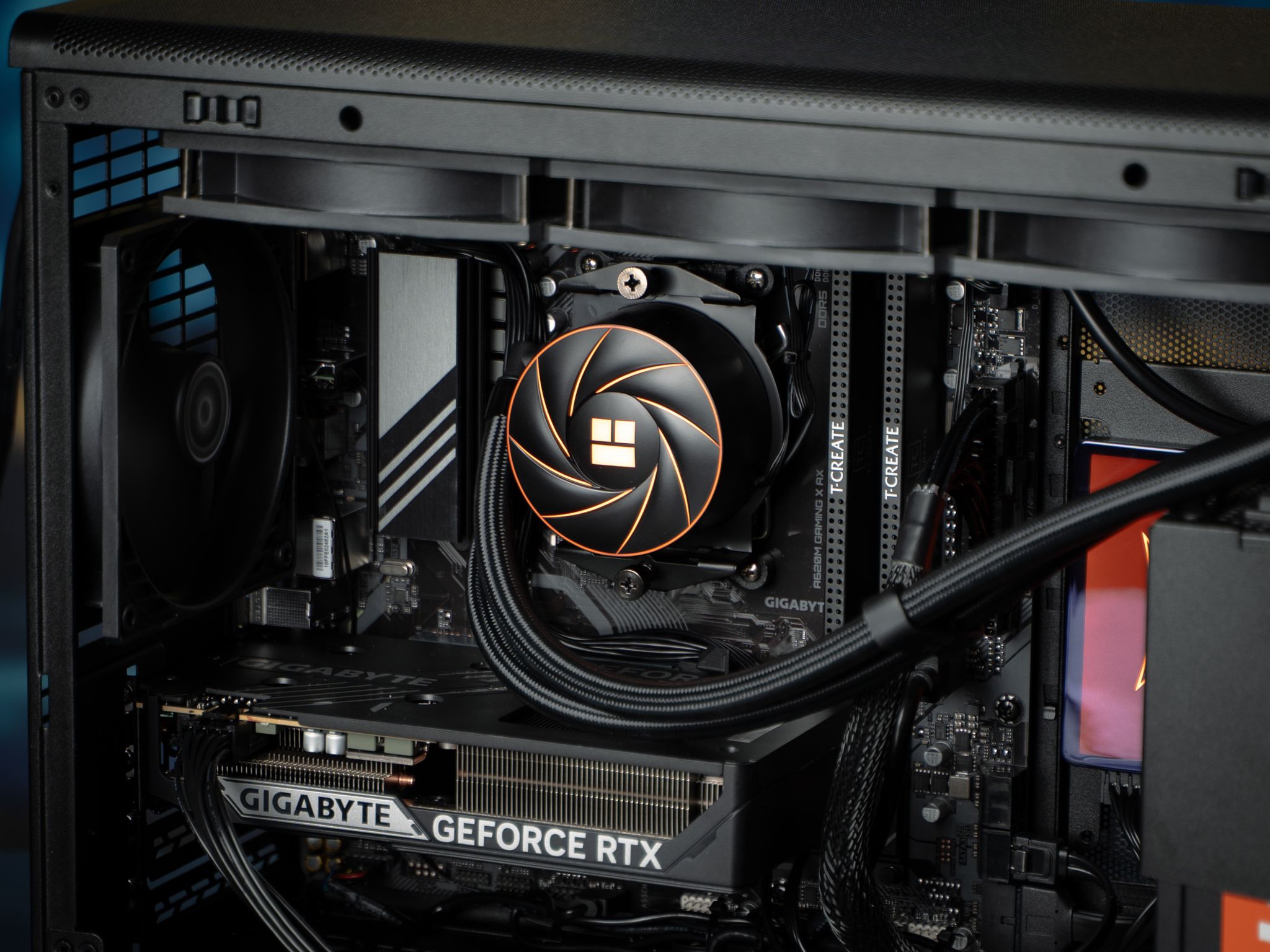 “STRATPERSONA 2” RTX 5060 Ryzen 5 7600X 32GB 1TB Windows 11 Gaming PC Powerhouse