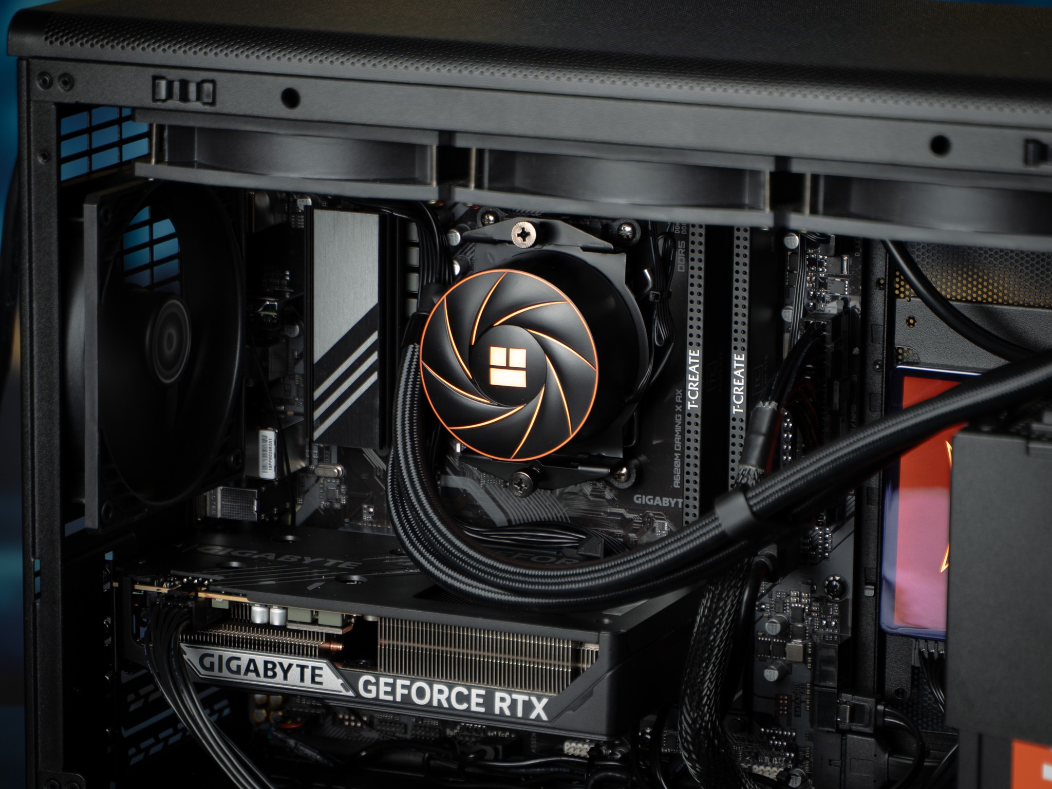 “STRATPERSONA 2” RTX 5060 Ryzen 5 7600X 32GB 1TB Windows 11 Gaming PC Powerhouse