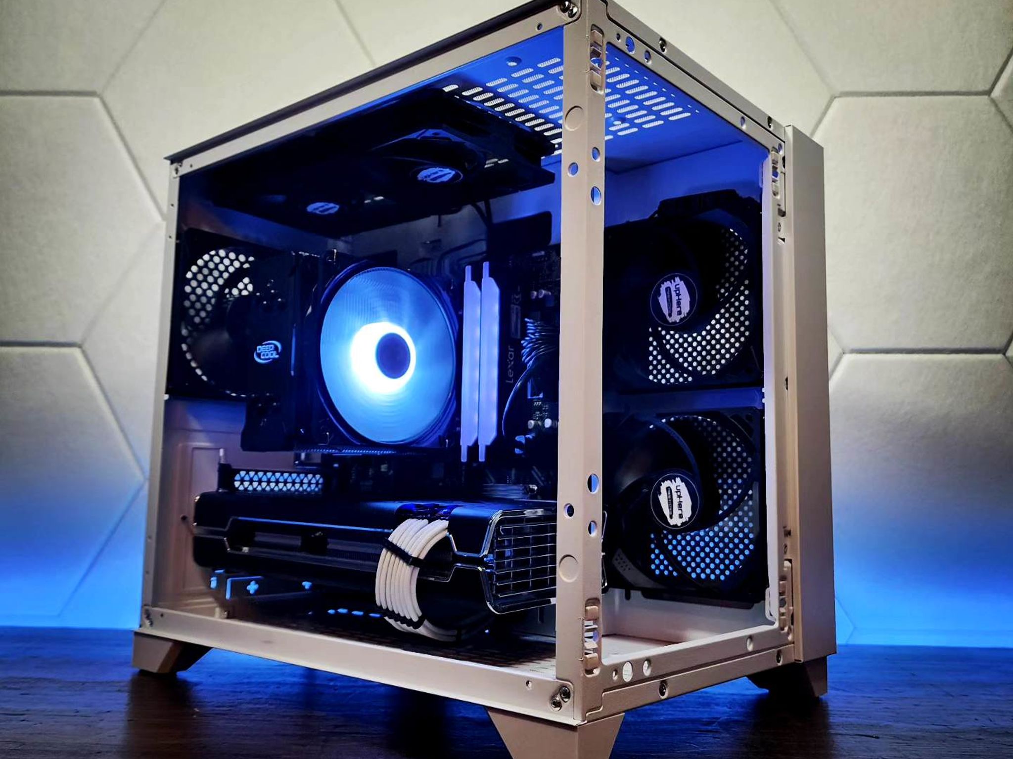 💙🤍 RX 5700XT // Ryzen 5 5600 // 16GB 3600MHz // 1TB NVMe Gen 3