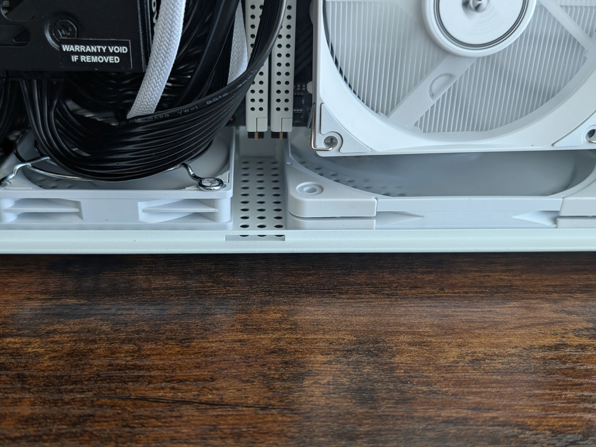 5070 + 9600X - Tiny White Mini ITX PC (8.1L) - Full size GPU