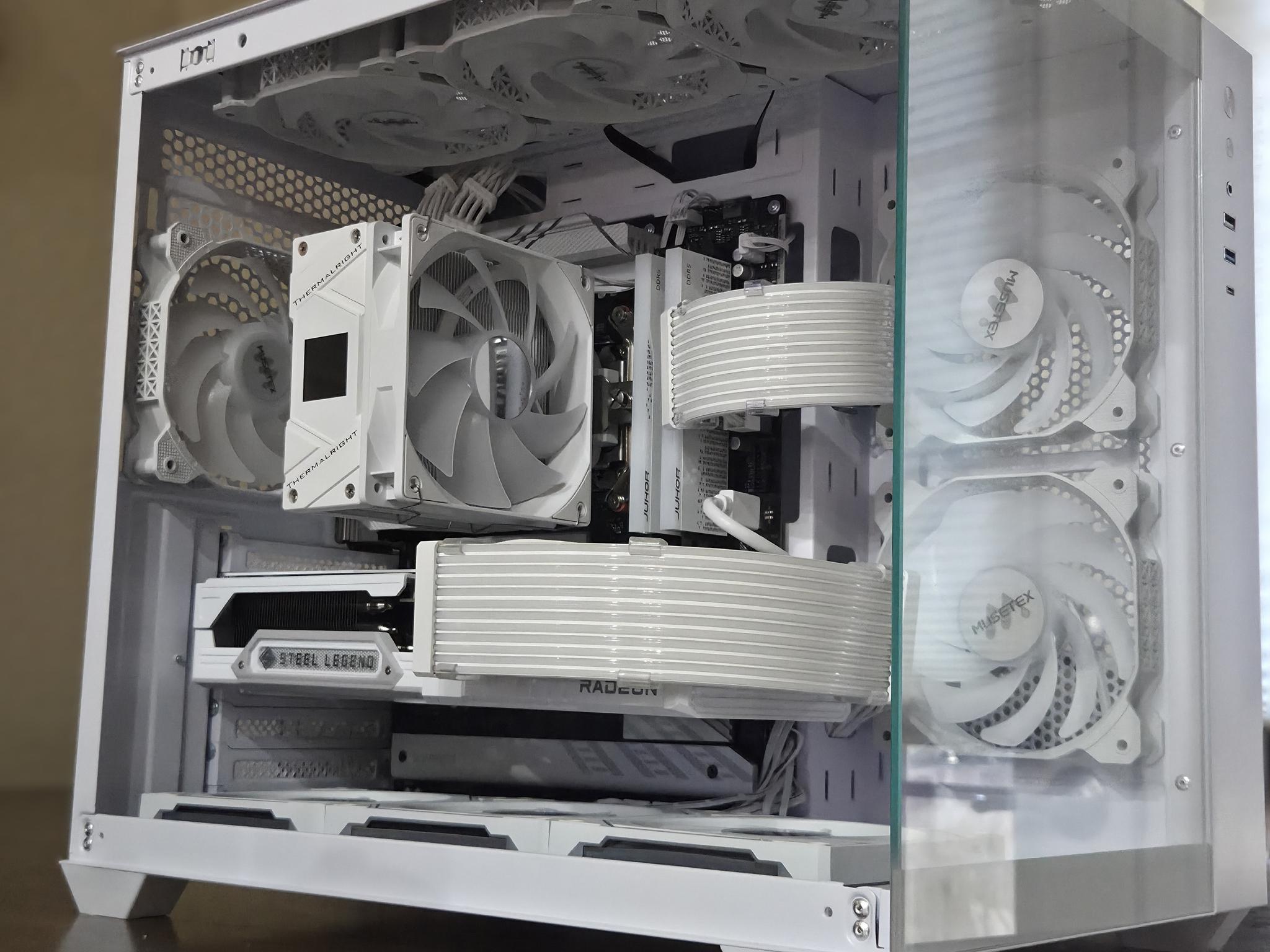 White Spectre! 👻 – Ryzen 5 9600X | RX 9070 XT | 32GB DDR5 6000 | Display on Cooler!