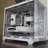 White Spectre! 👻 – Ryzen 5 9600X | RX 9070 XT | 32GB DDR5 6000 | Display on Cooler!