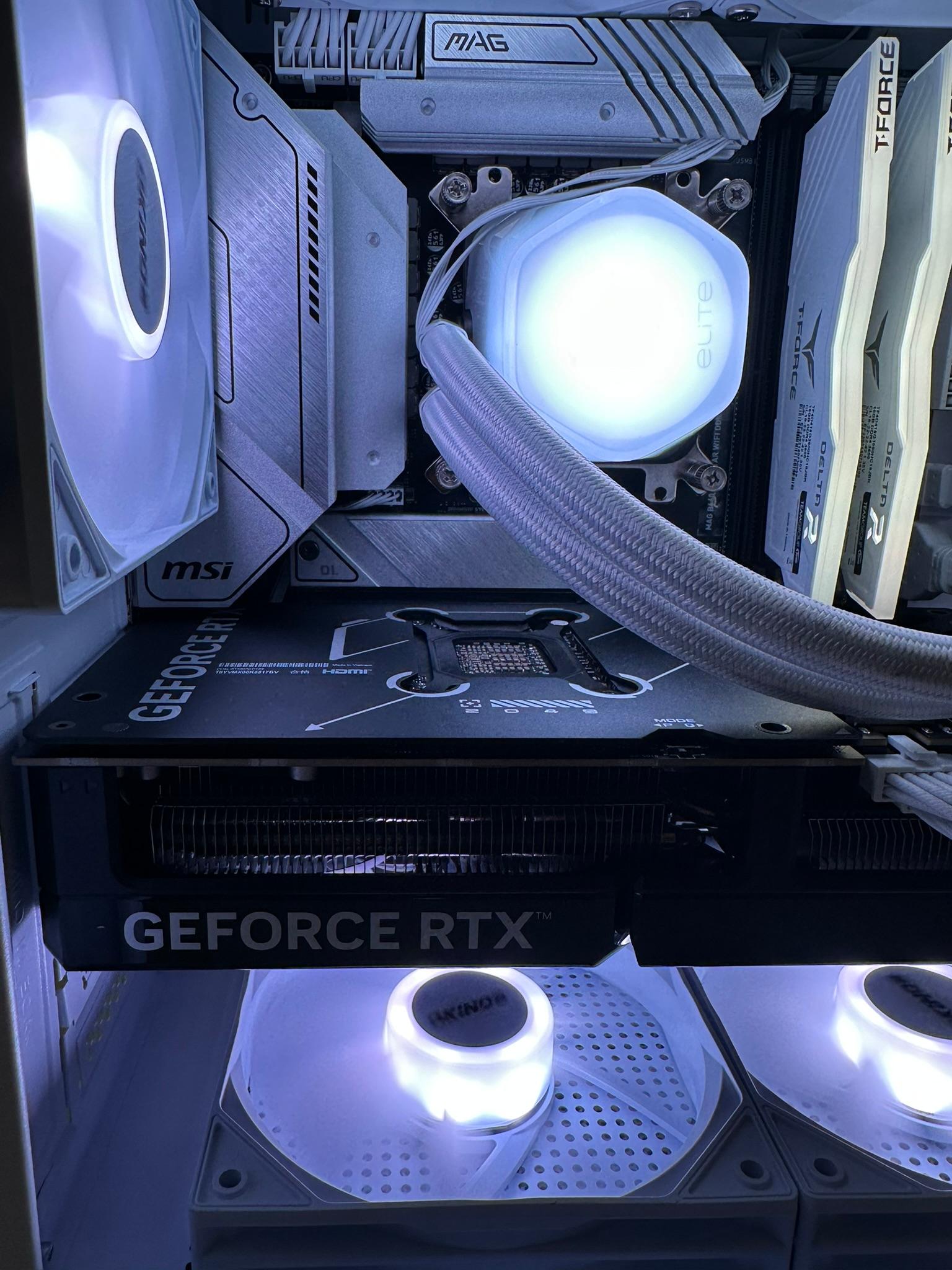 *White Build* i7-13700K / RTX 5070 / 1TB NVME / 32GB RAM