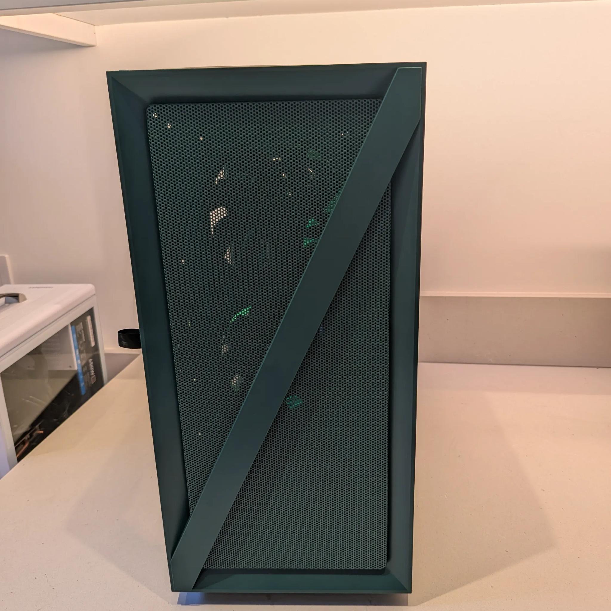 The Lean Green Gaming PC - Radeon RX 9070, Intel Core i5 12th Gen, 32 GB RAM, 4 TB
