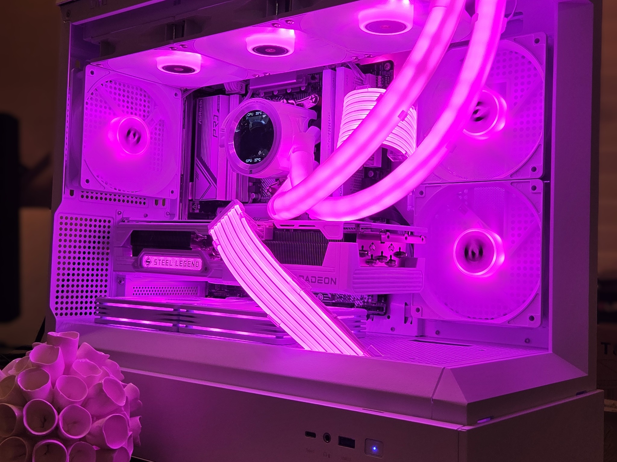 Frosty! ❄️ | RX 9070 XT Gaming PC | Ryzen 7 7700X | 32GB DDR5 | 1TB Gen4 NVMe | 2.1" LCD Display!