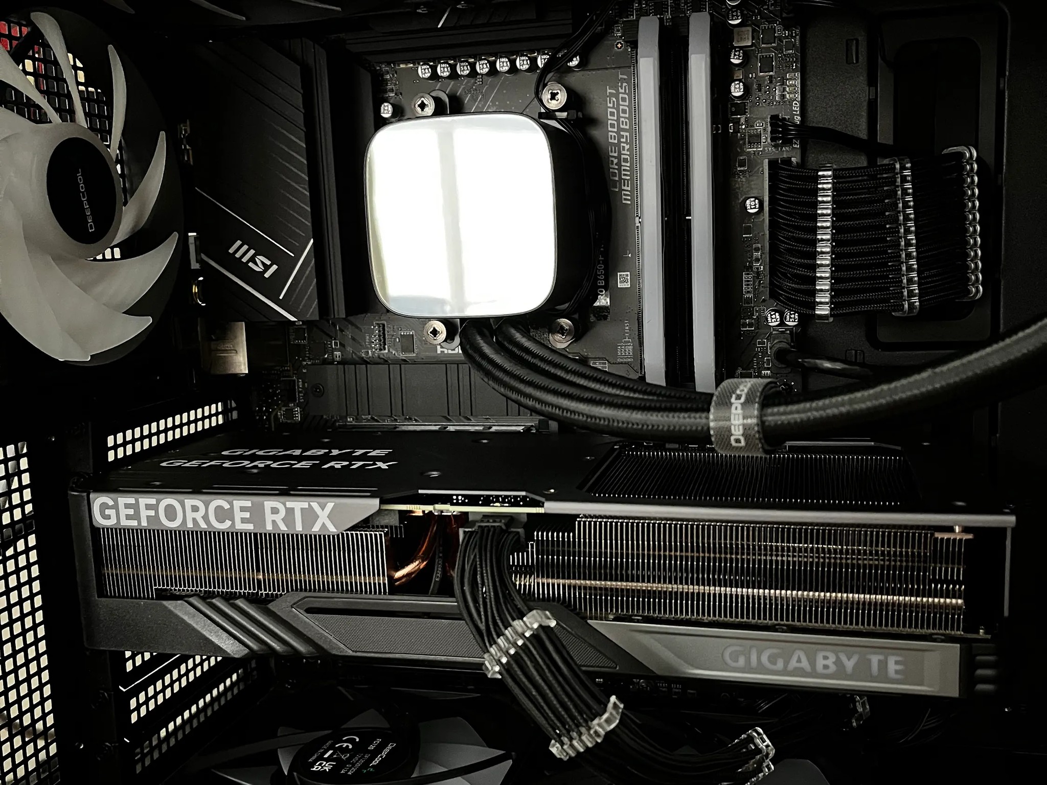 The Raven - Ryzen 5 7600X | RTX 4070 Ti OC | 32GB DDR5 @ 6000MT/s | 2TB storage | 850W PSU