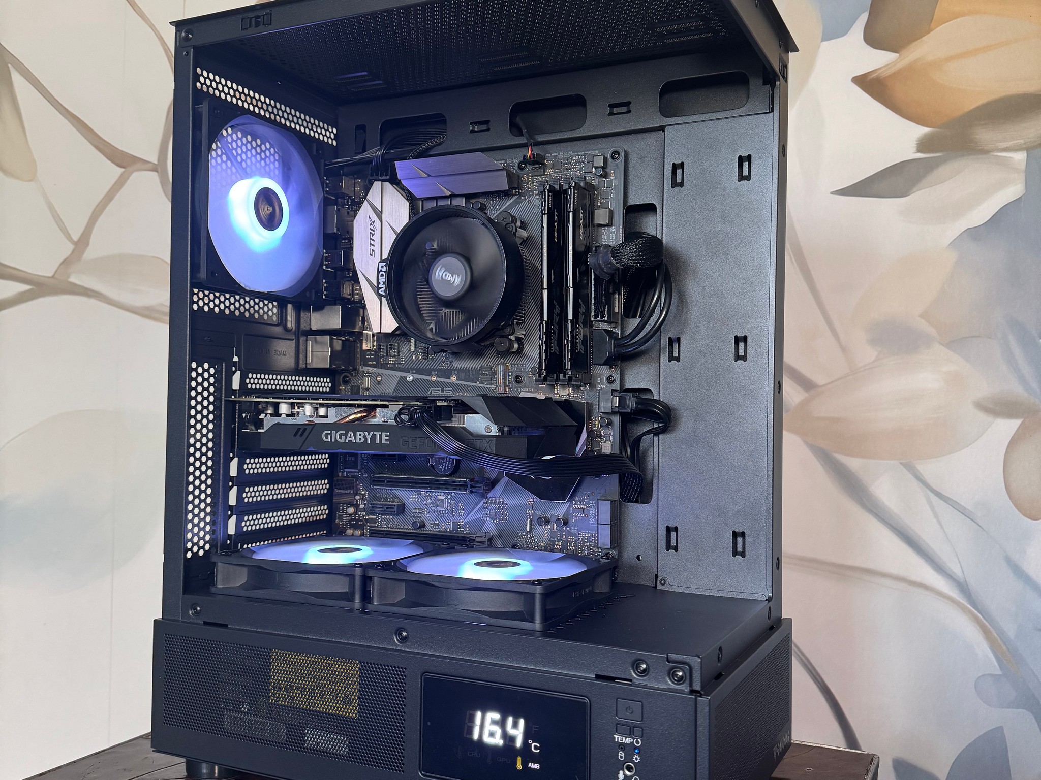Panoramic Budget Gaming PC - GTX 1660 OC - Ryzen 5 - Temp Display - 740GB Storage