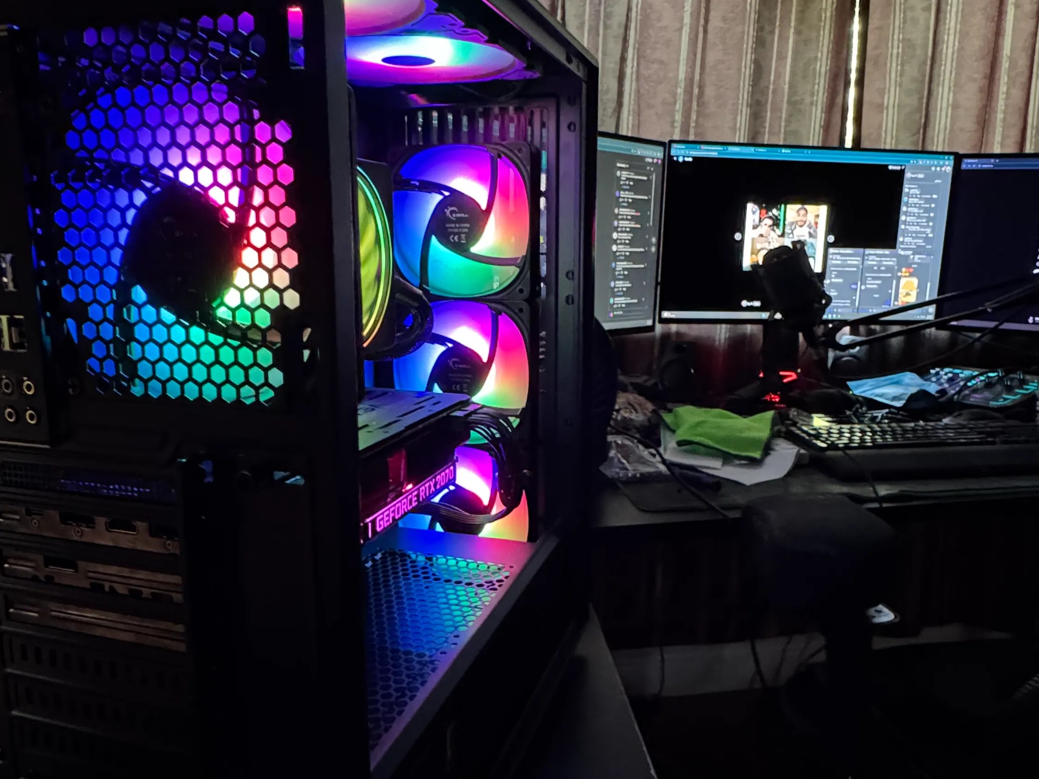EVGA RTX 2070 super + RYZEN 7 3700x +16 GB RAM (THE PHANTOM RGB)